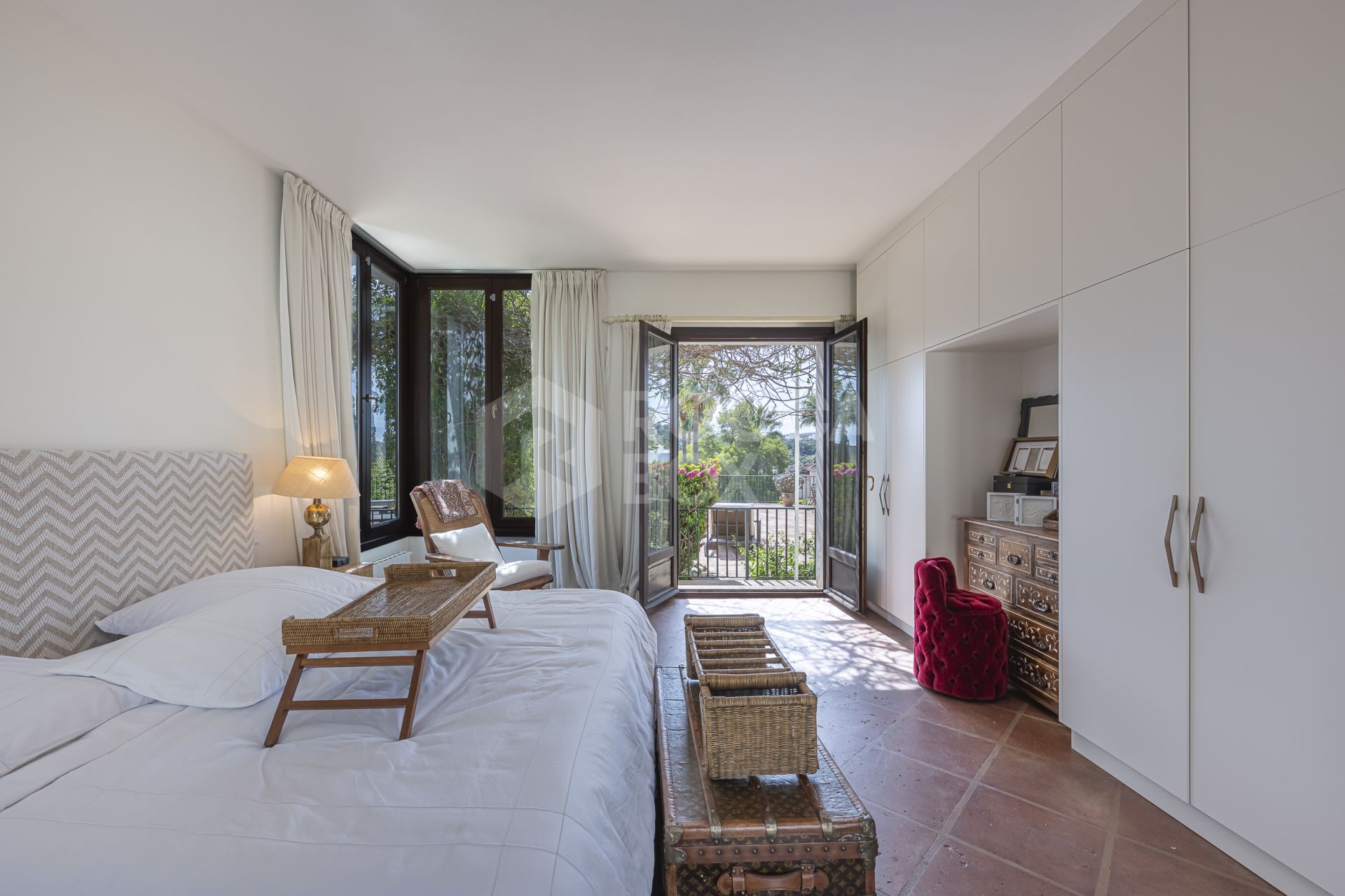 5 bedroom Expansive garden