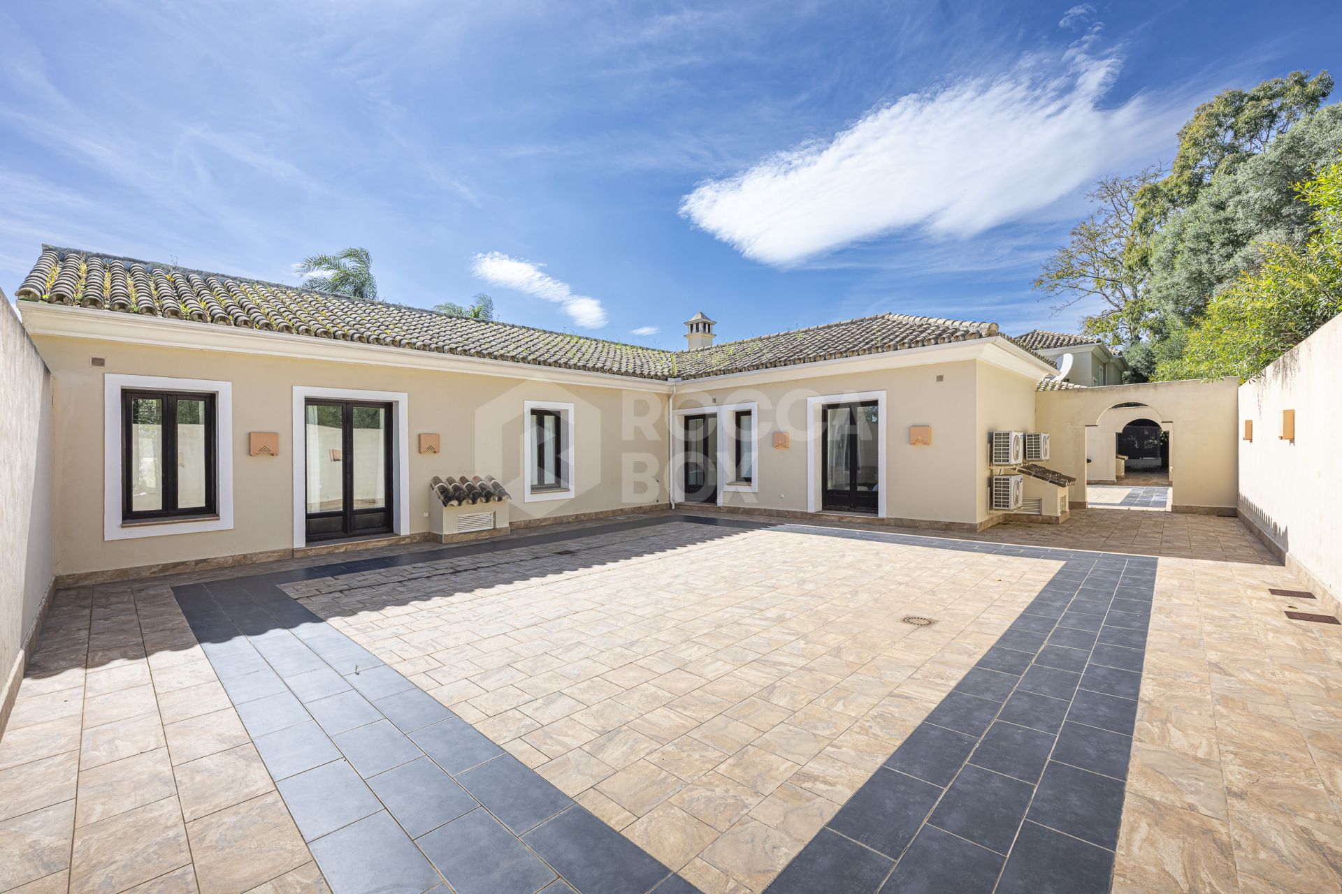 5 bedroom Expansive garden