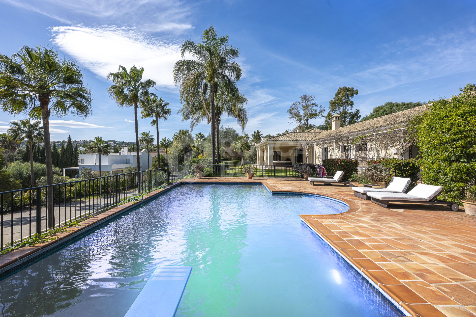 5 bedroom Expansive garden