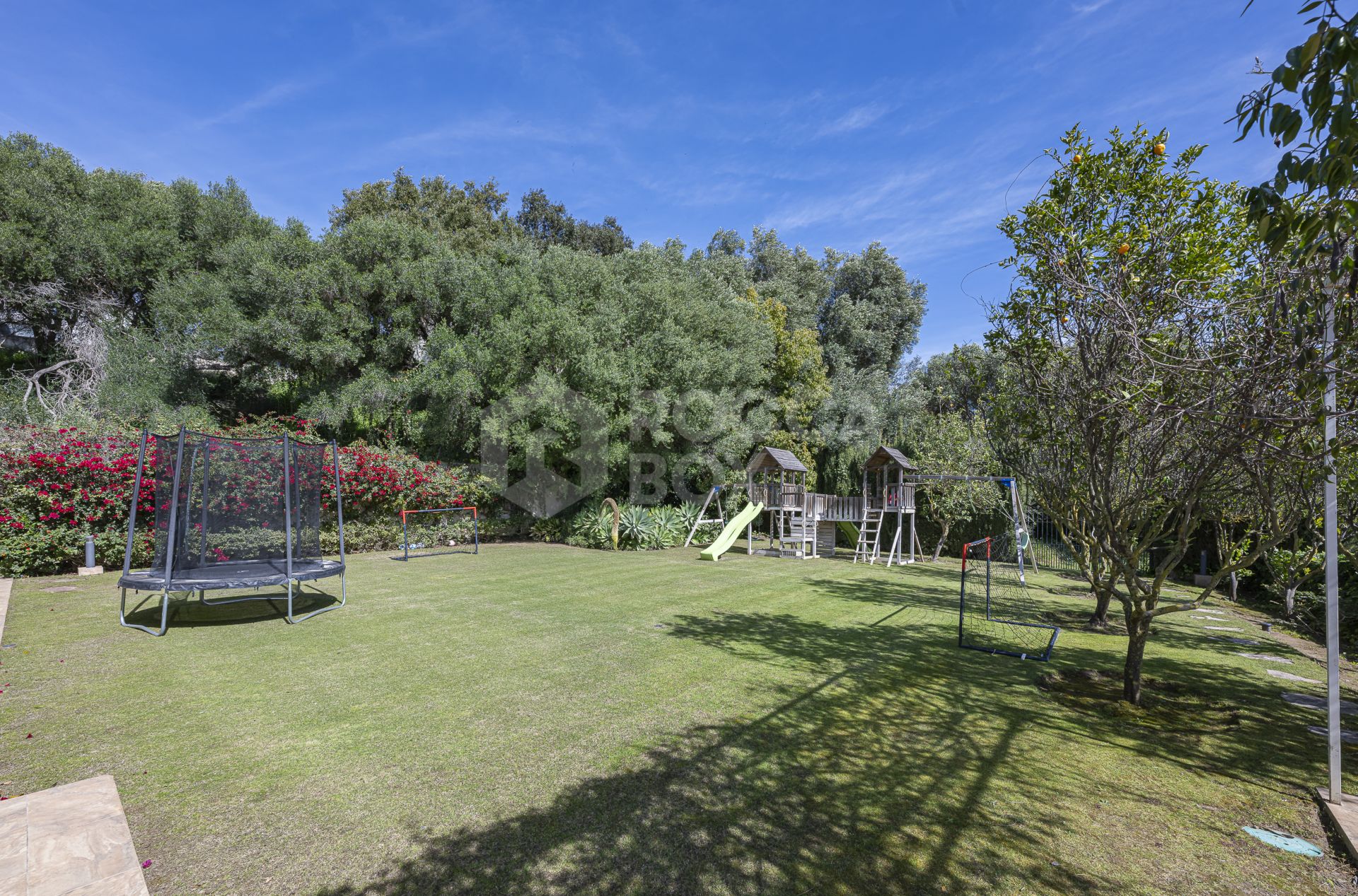 5 bedroom Expansive garden