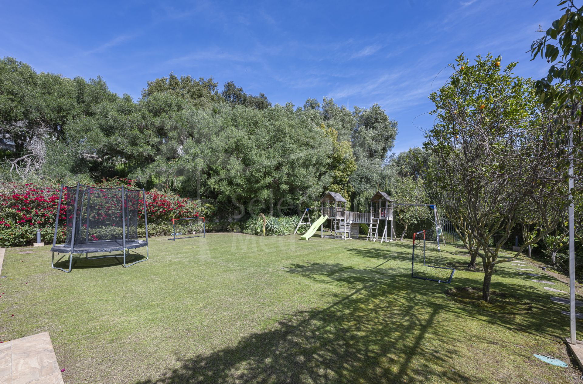 5 bedroom Expansive garden