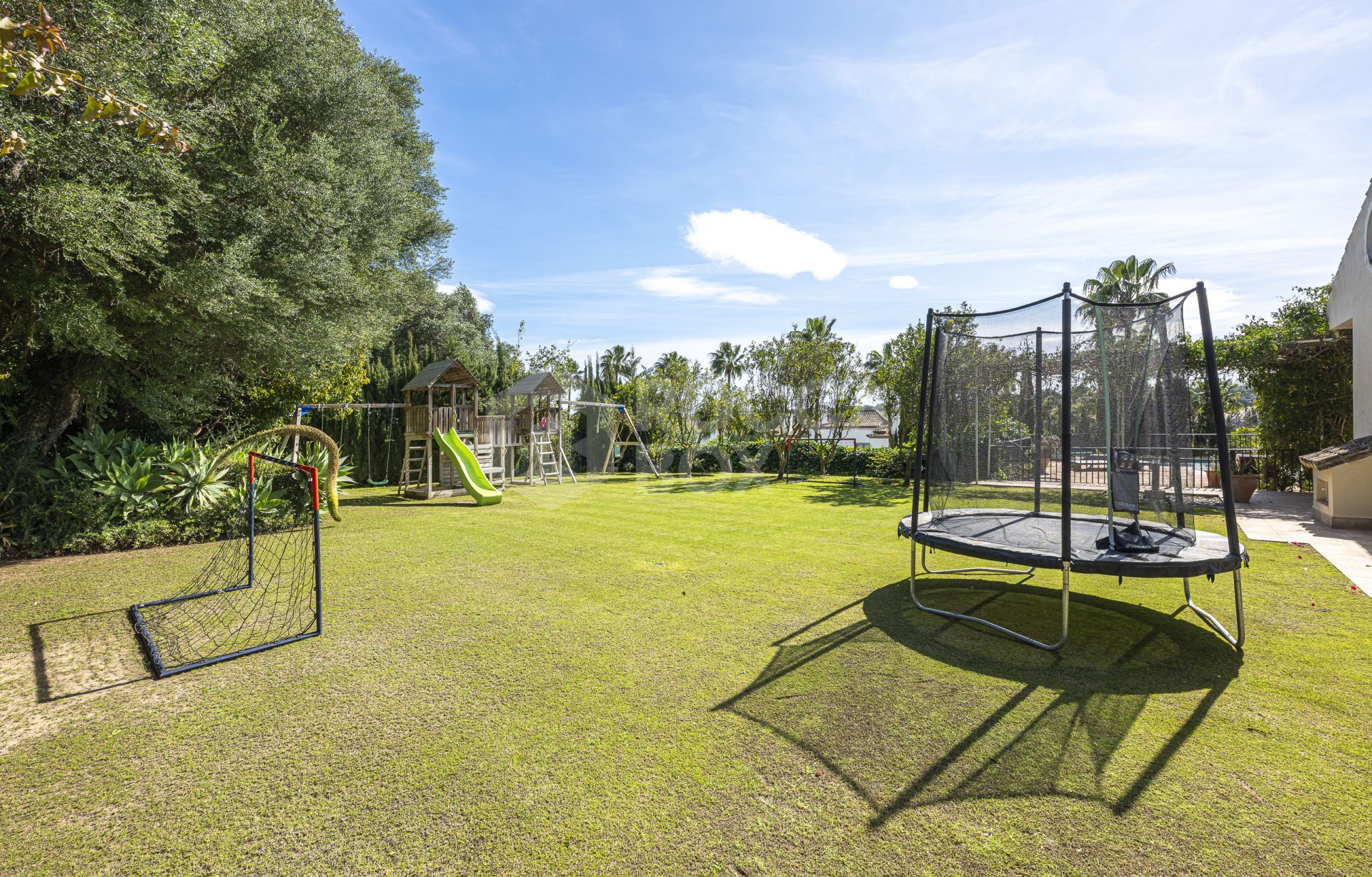 5 bedroom Expansive garden
