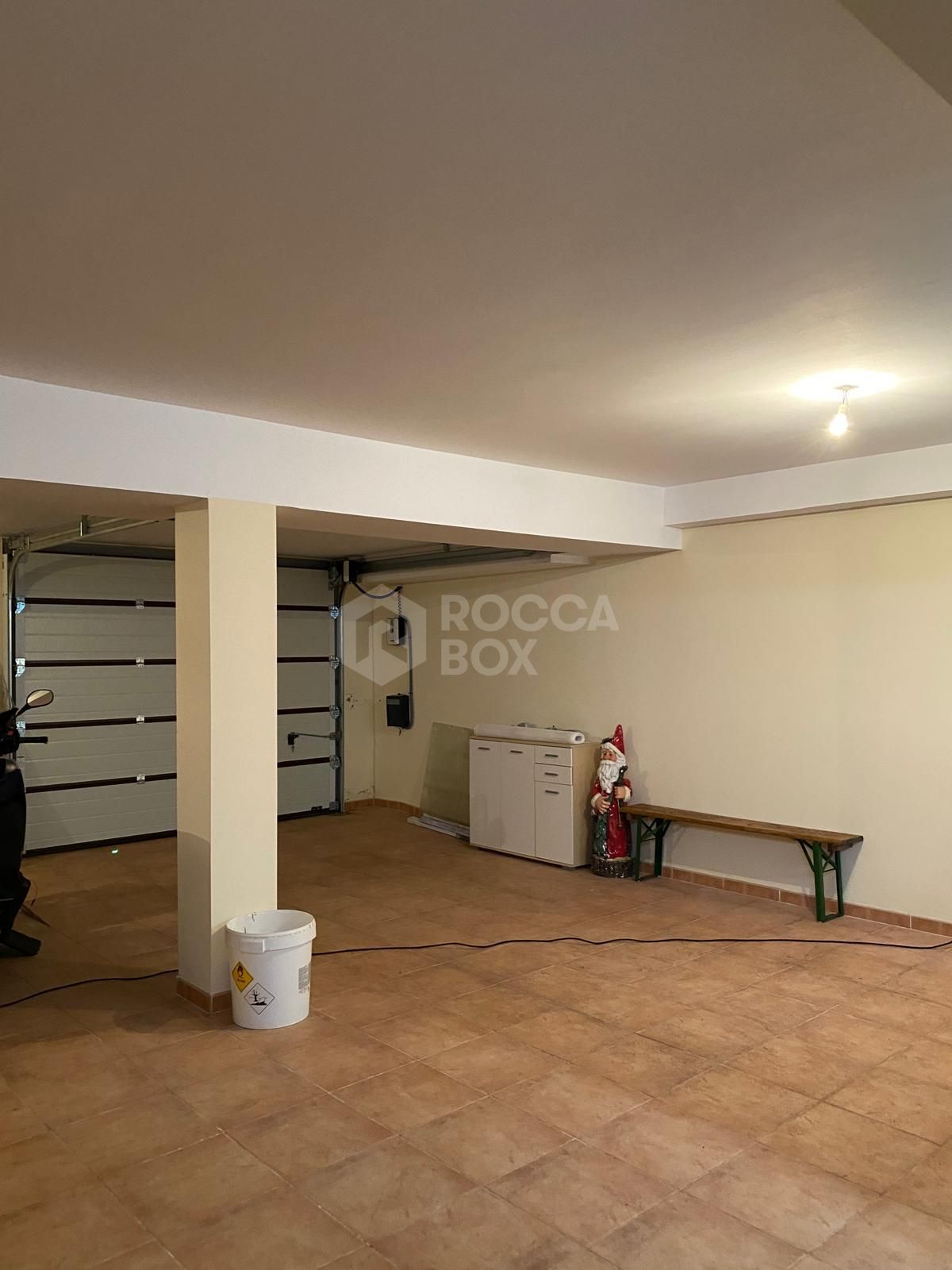 Discover this impressive townhouse in private urbanisation Coín