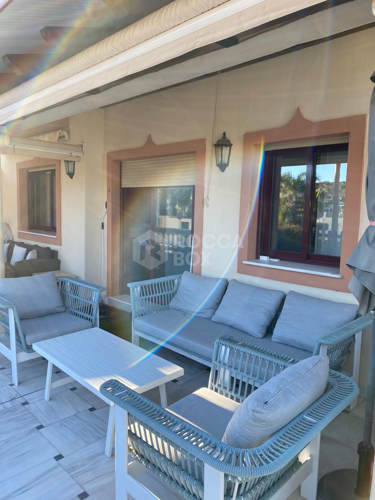 Discover this impressive townhouse in private urbanisation Coín