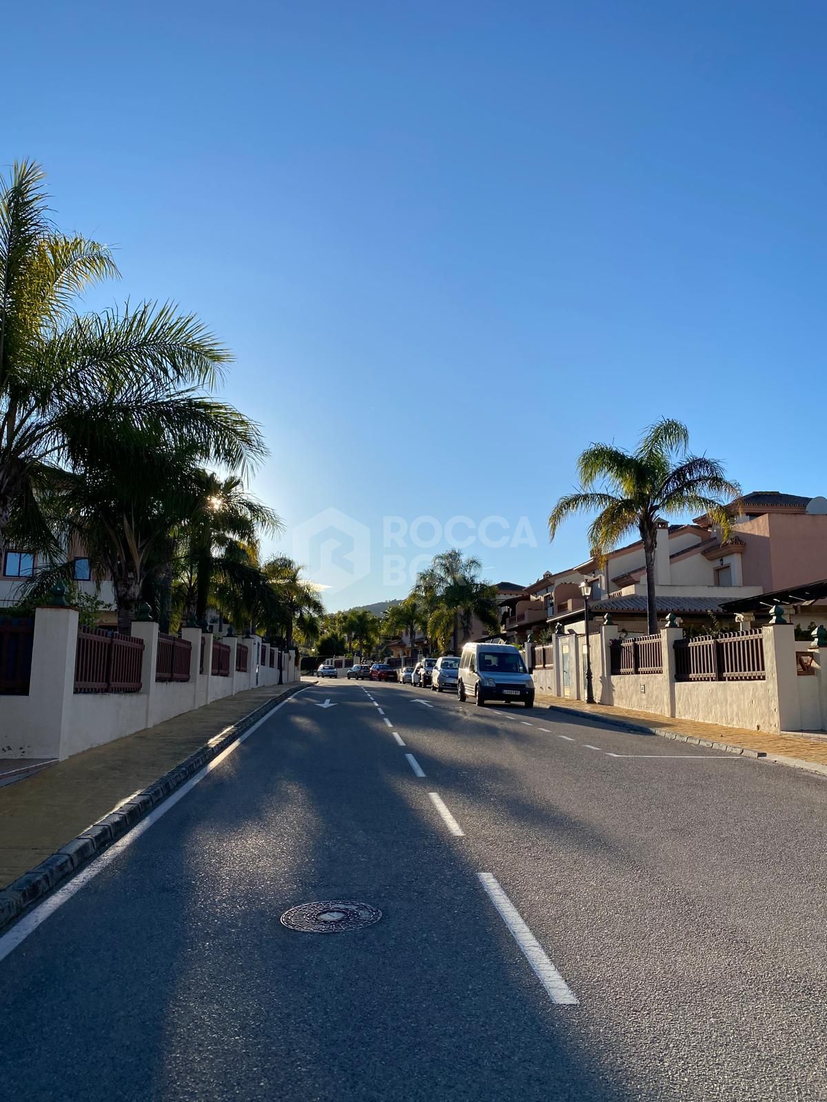 Discover this impressive townhouse in private urbanisation Coín