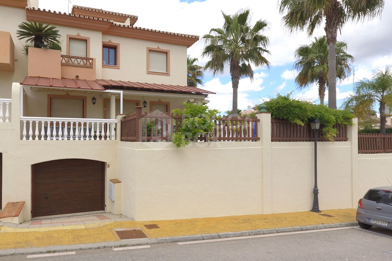 Discover this impressive townhouse in private urbanisation Coín