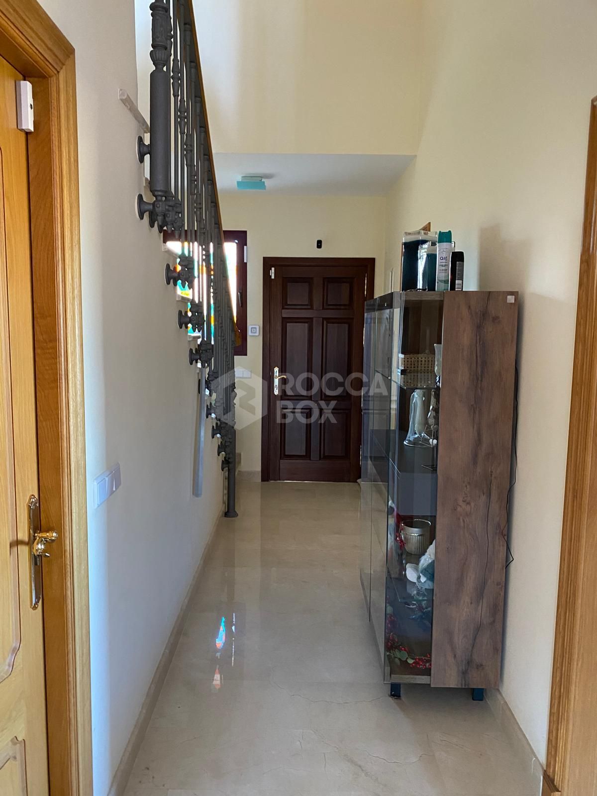 Discover this impressive townhouse in private urbanisation Coín