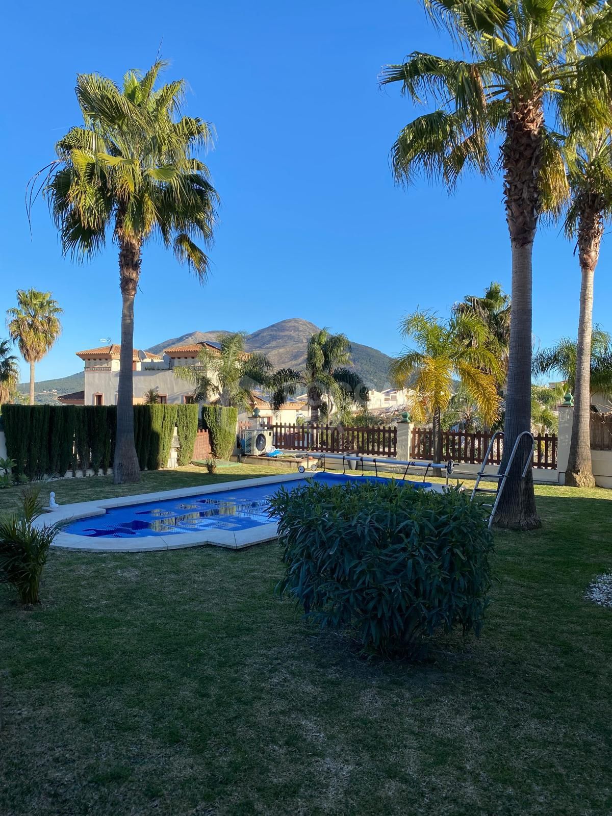 Discover this impressive townhouse in private urbanisation Coín