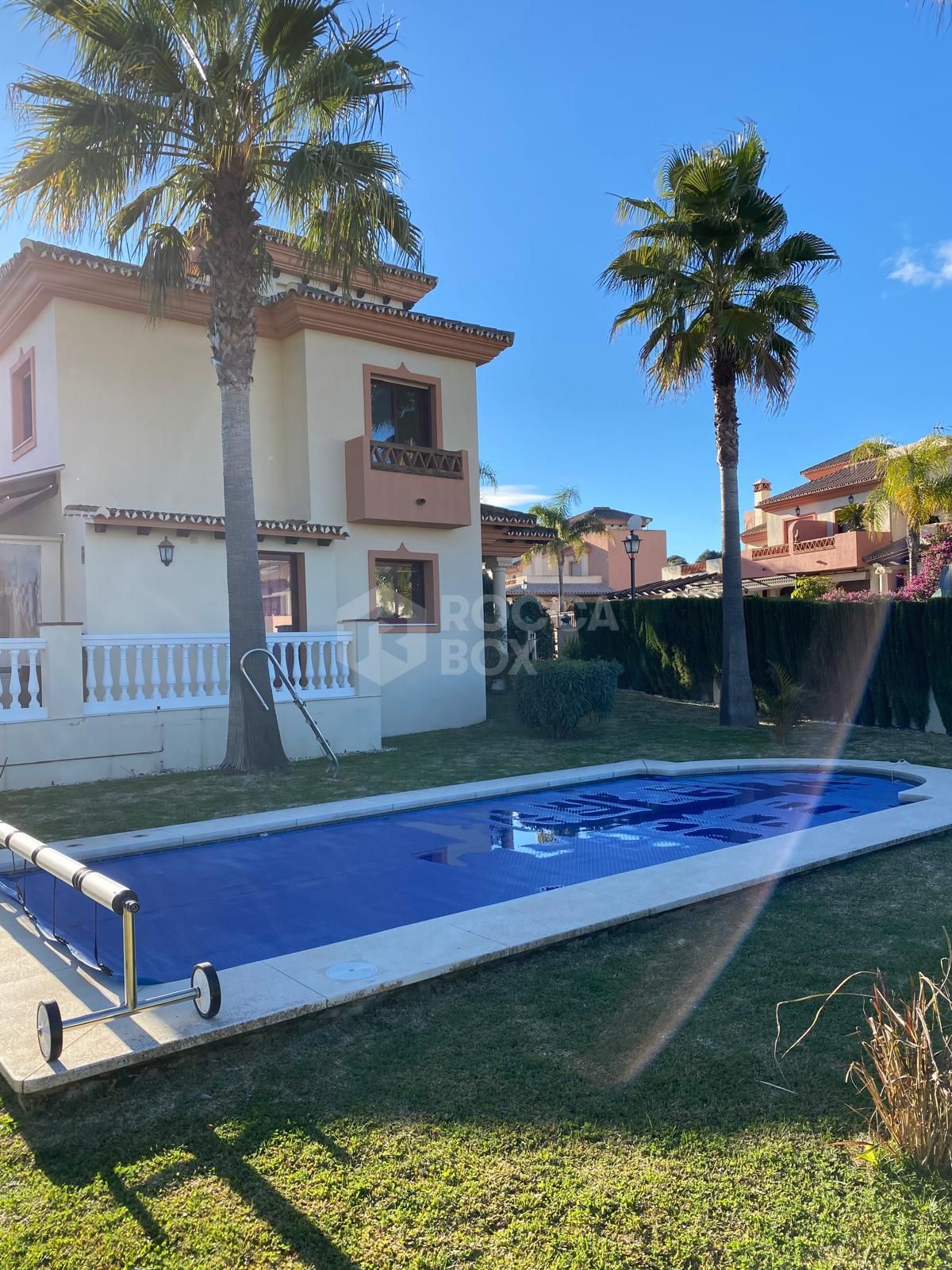 Discover this impressive townhouse in private urbanisation Coín