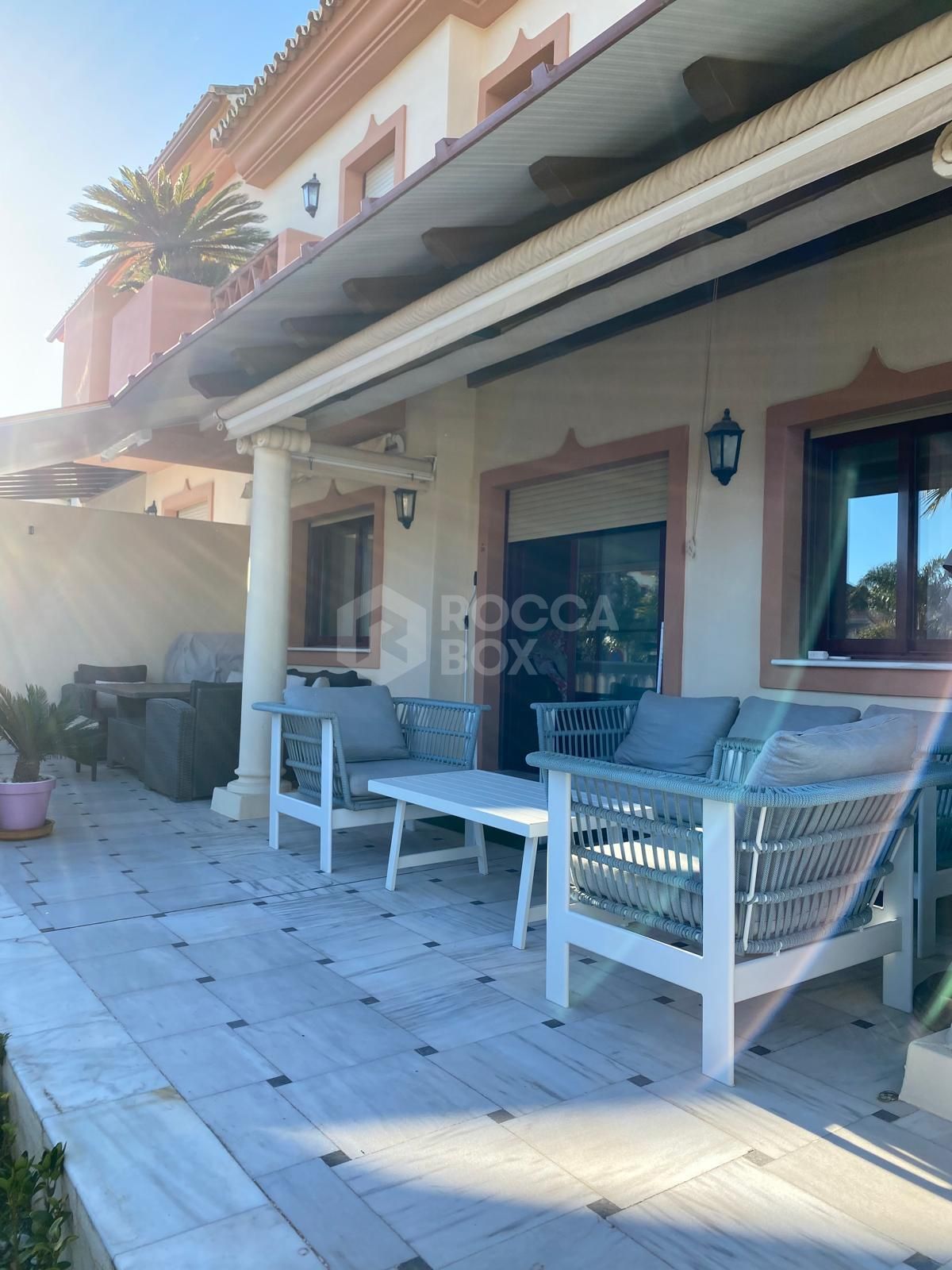 Discover this impressive townhouse in private urbanisation Coín