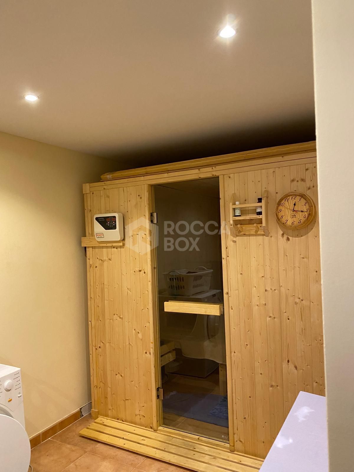 Discover this impressive townhouse in private urbanisation Coín