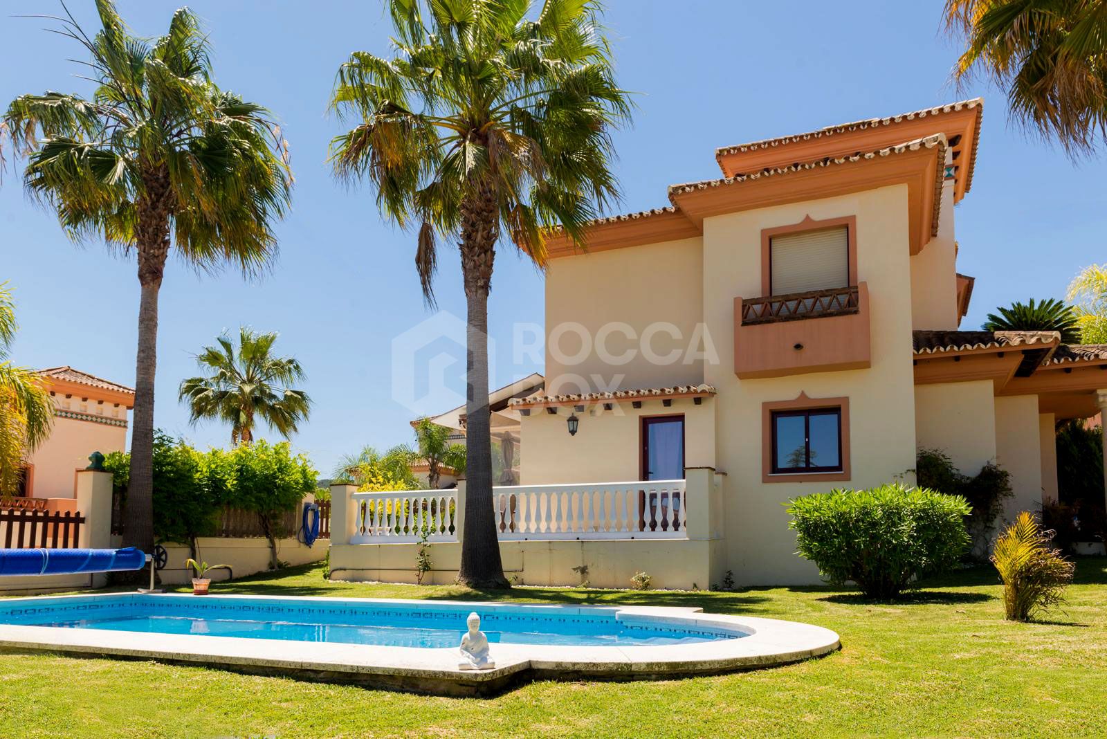 Discover this impressive townhouse in private urbanisation Coín
