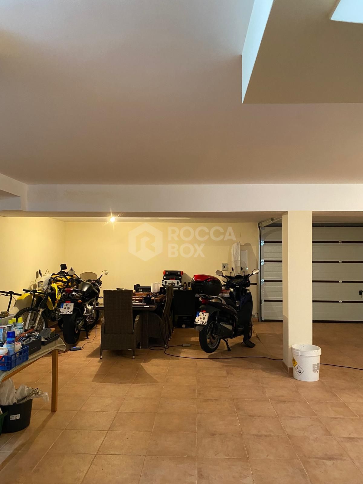 Discover this impressive townhouse in private urbanisation Coín