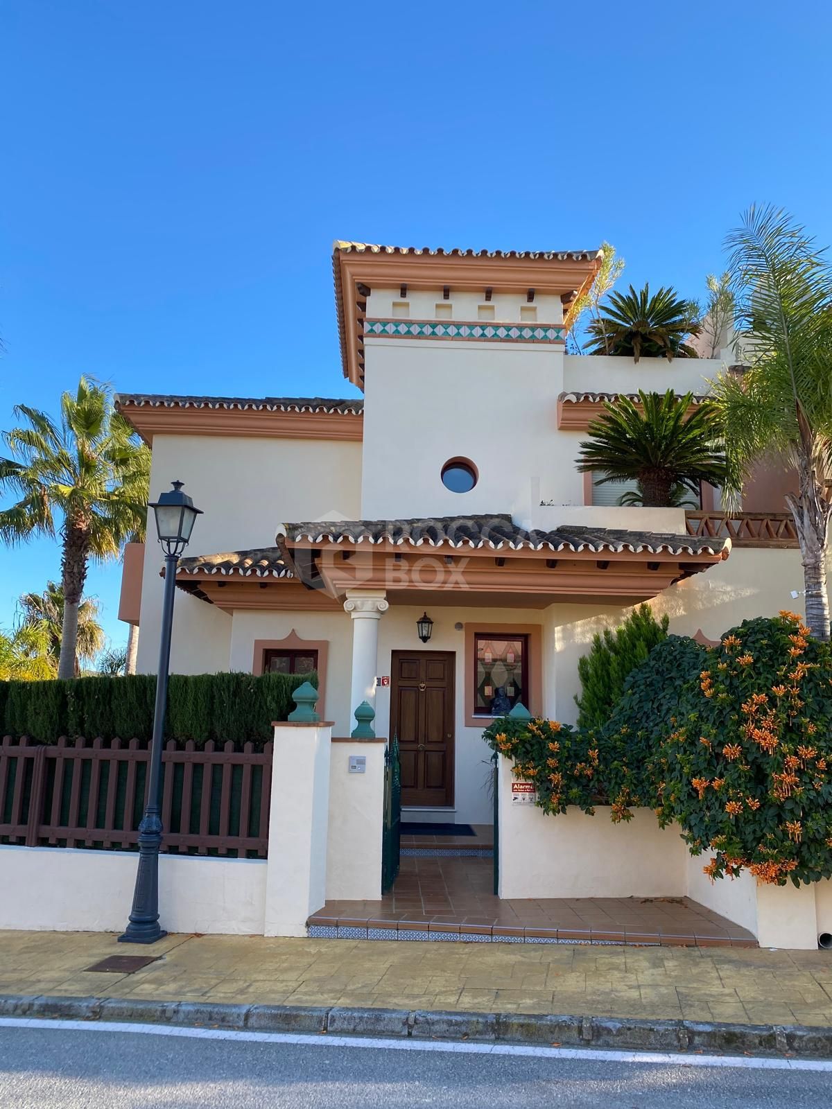 Discover this impressive townhouse in private urbanisation Coín