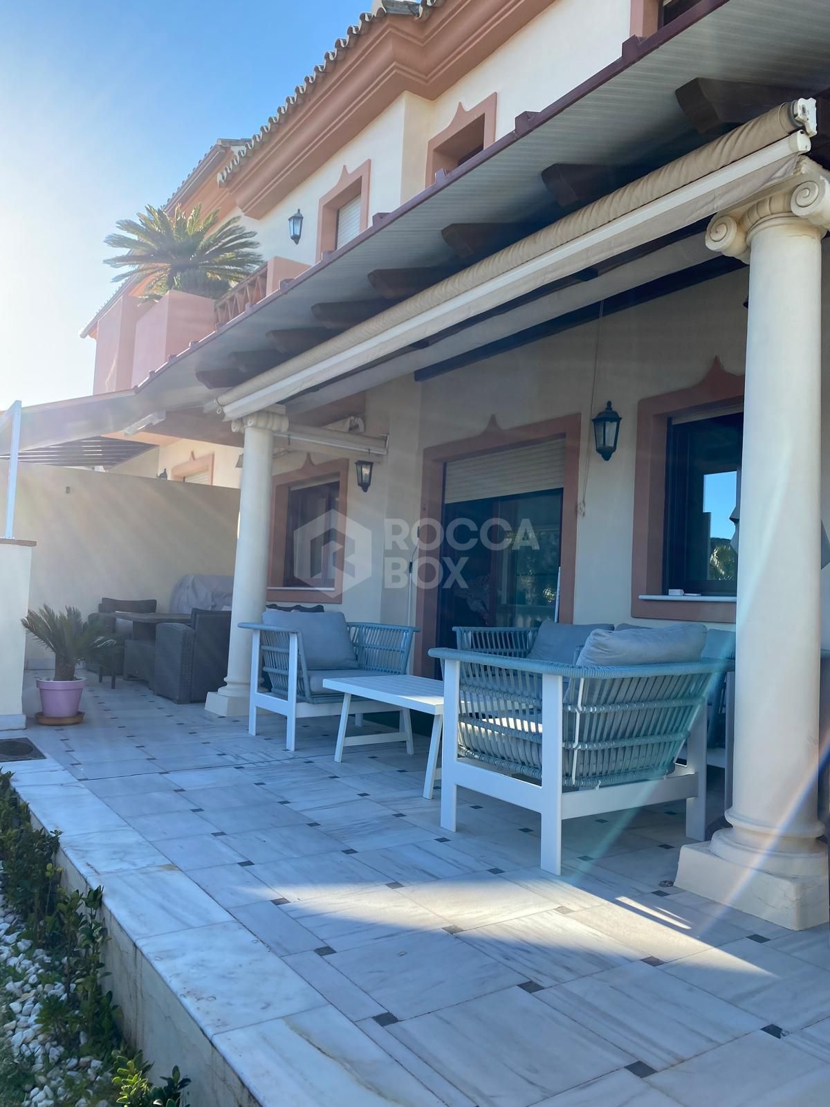 Discover this impressive townhouse in private urbanisation Coín