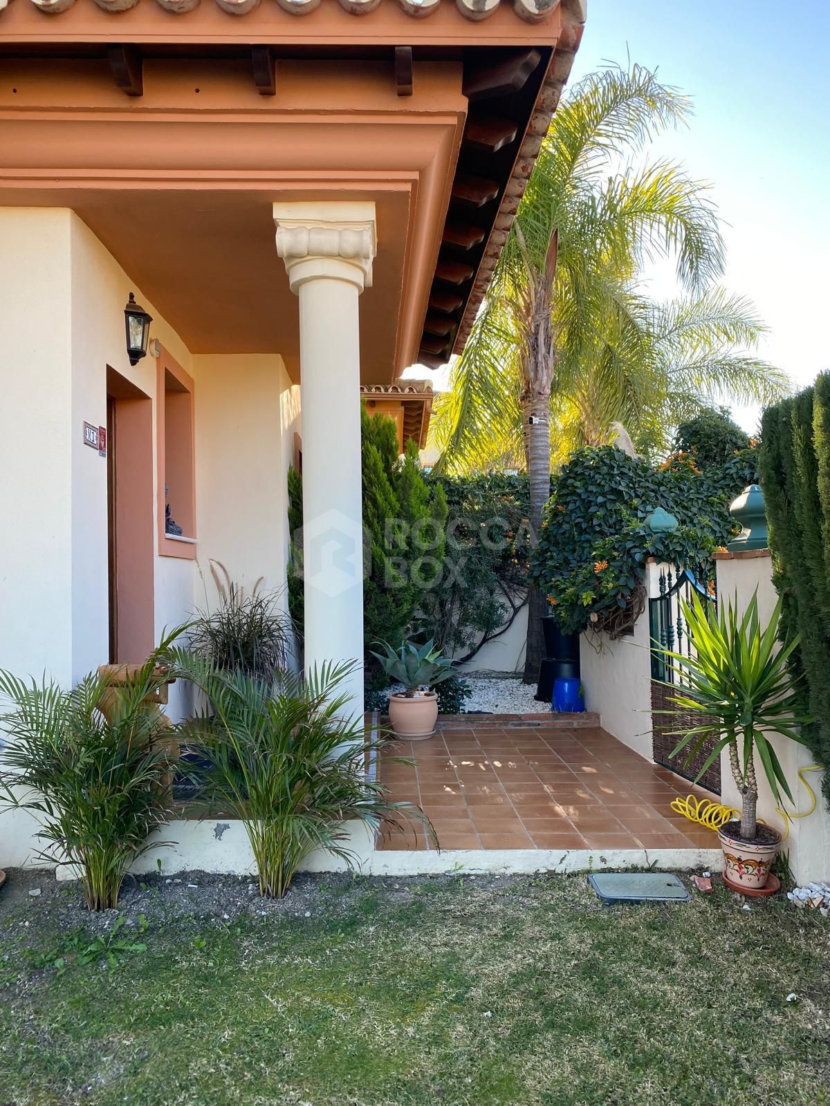 Discover this impressive townhouse in private urbanisation Coín