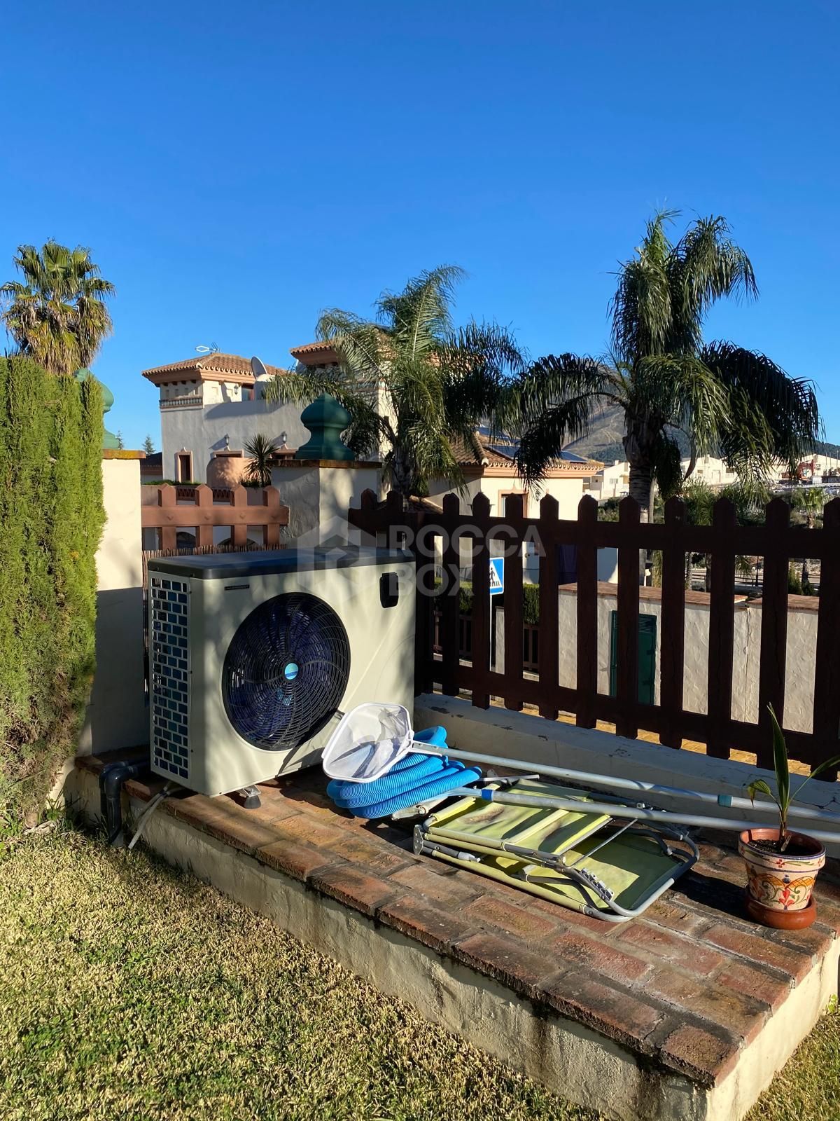 Discover this impressive townhouse in private urbanisation Coín