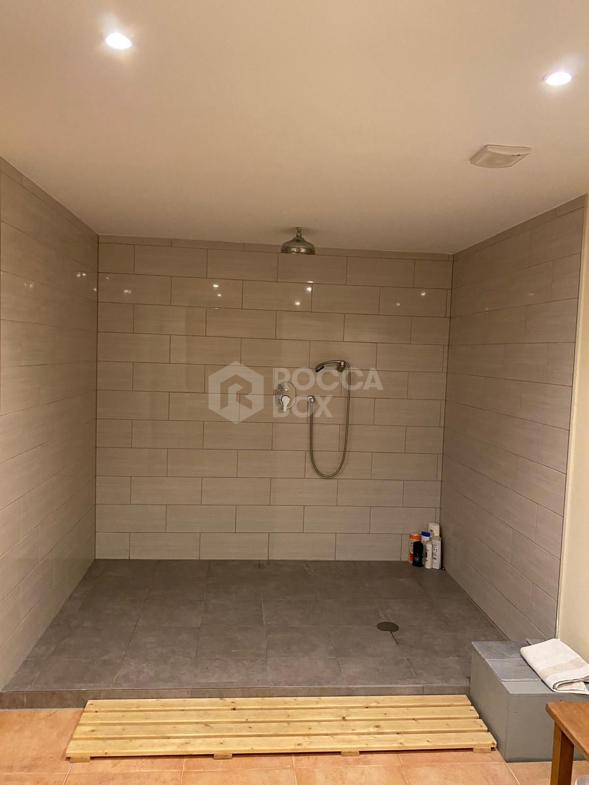 Discover this impressive townhouse in private urbanisation Coín