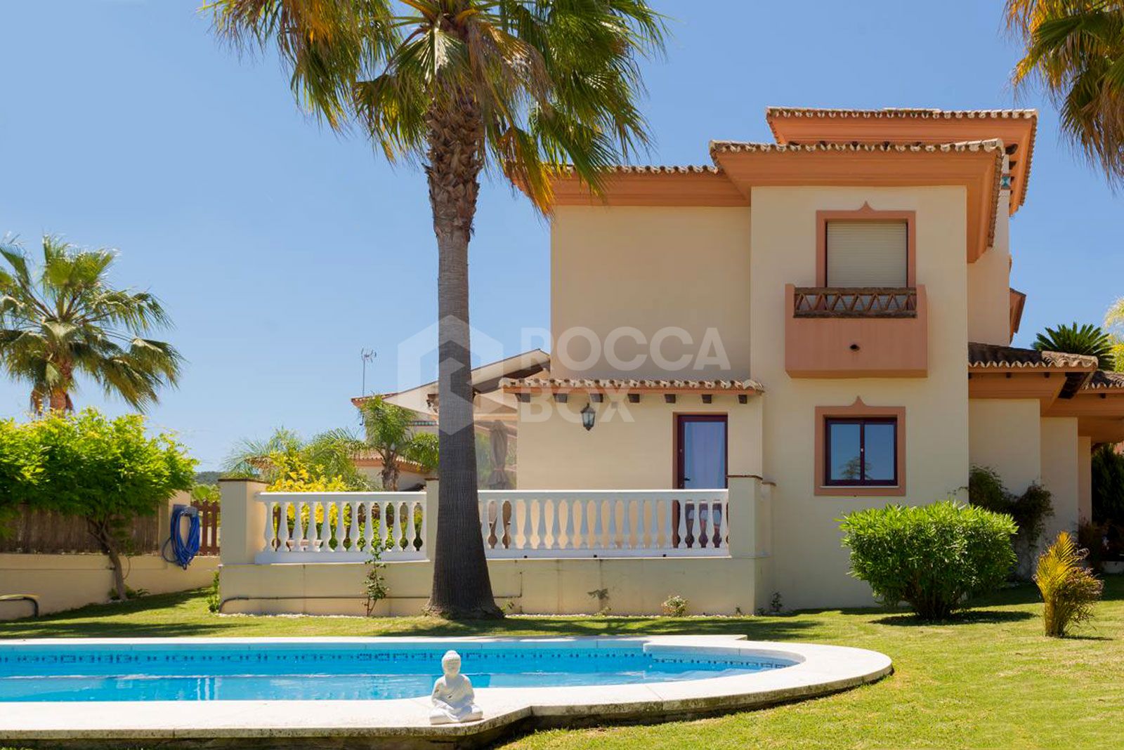 Discover this impressive townhouse in private urbanisation Coín