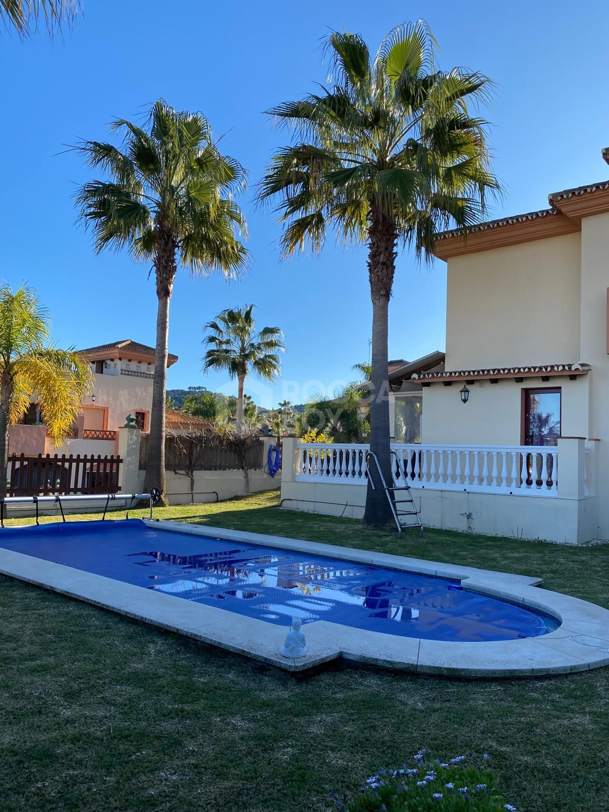 Discover this impressive townhouse in private urbanisation Coín