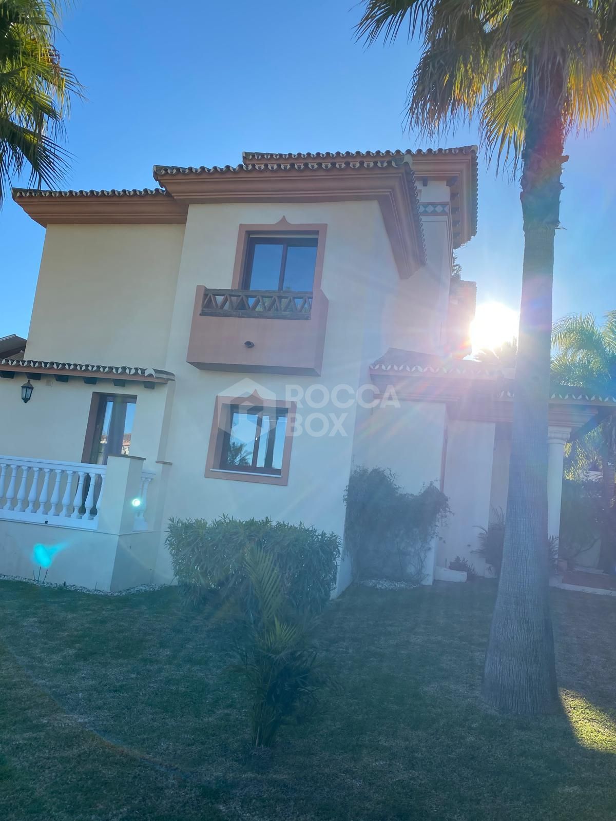 Discover this impressive townhouse in private urbanisation Coín