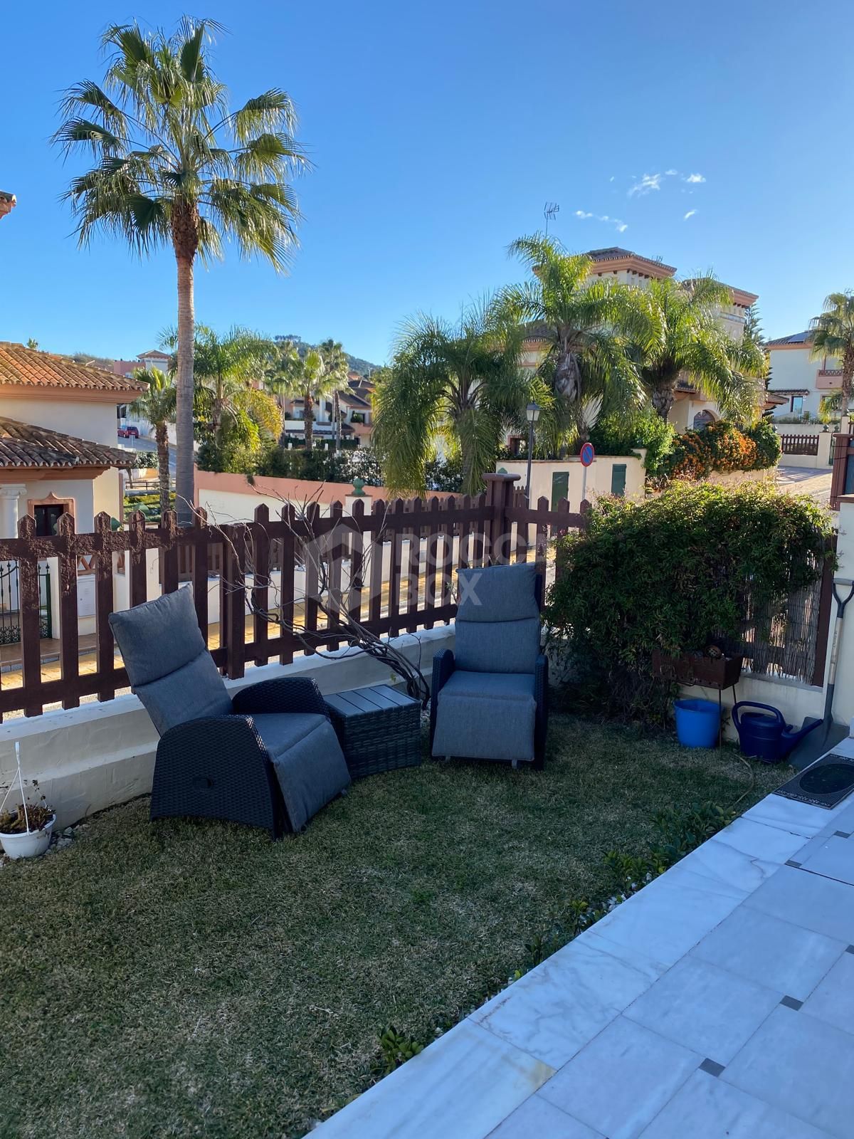 Discover this impressive townhouse in private urbanisation Coín