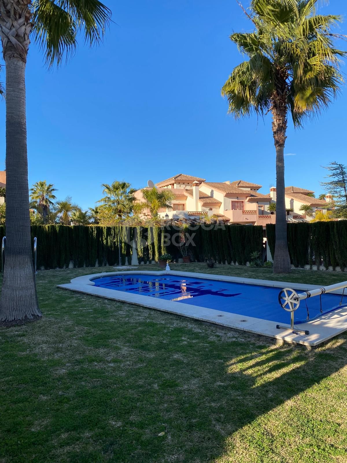 Discover this impressive townhouse in private urbanisation Coín