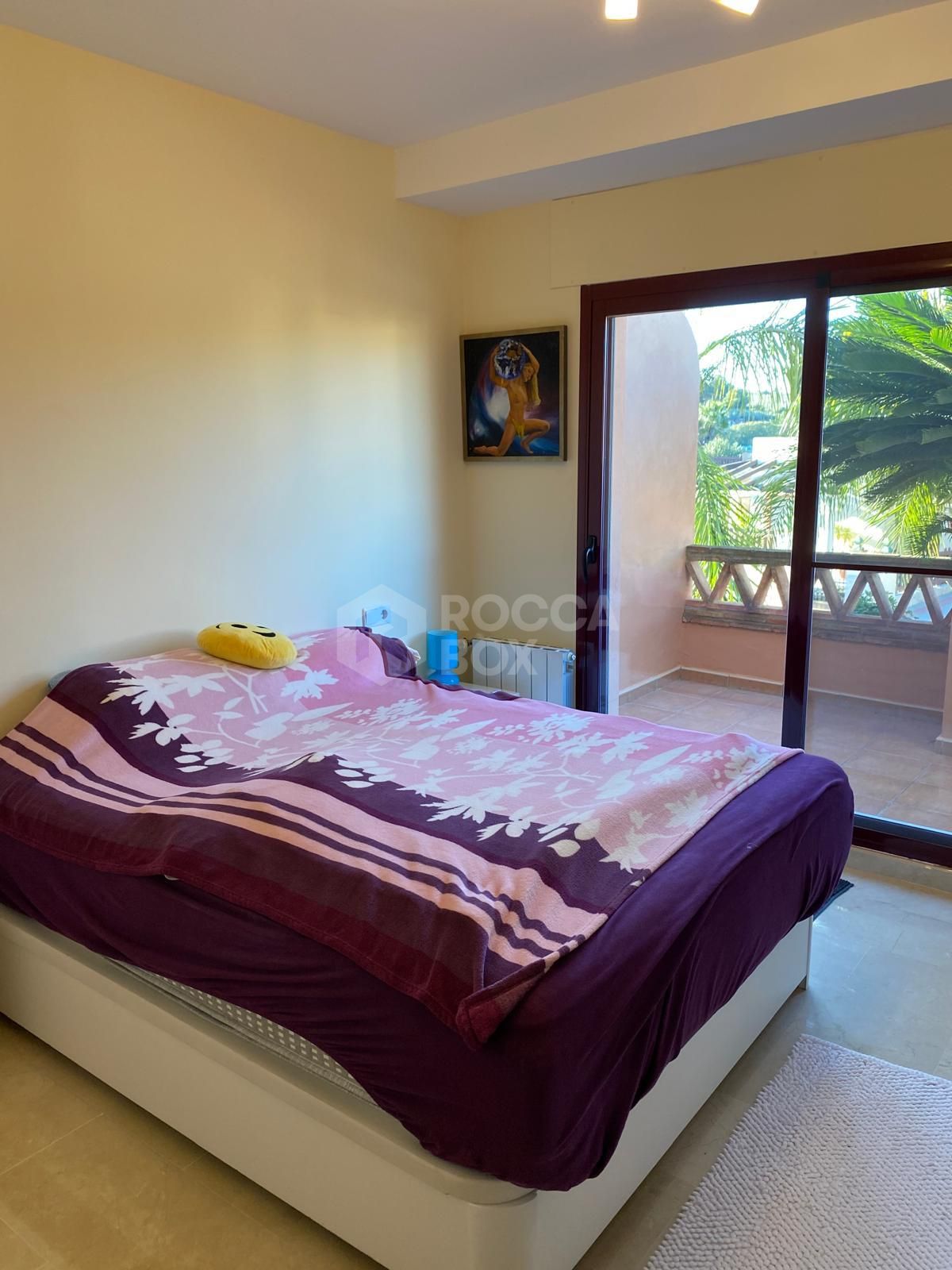 Discover this impressive townhouse in private urbanisation Coín