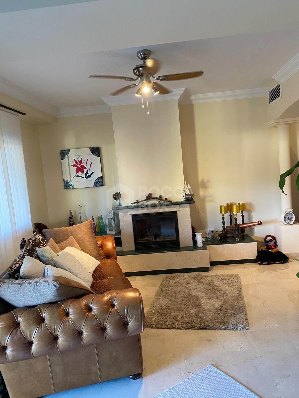 Discover this impressive townhouse in private urbanisation Coín