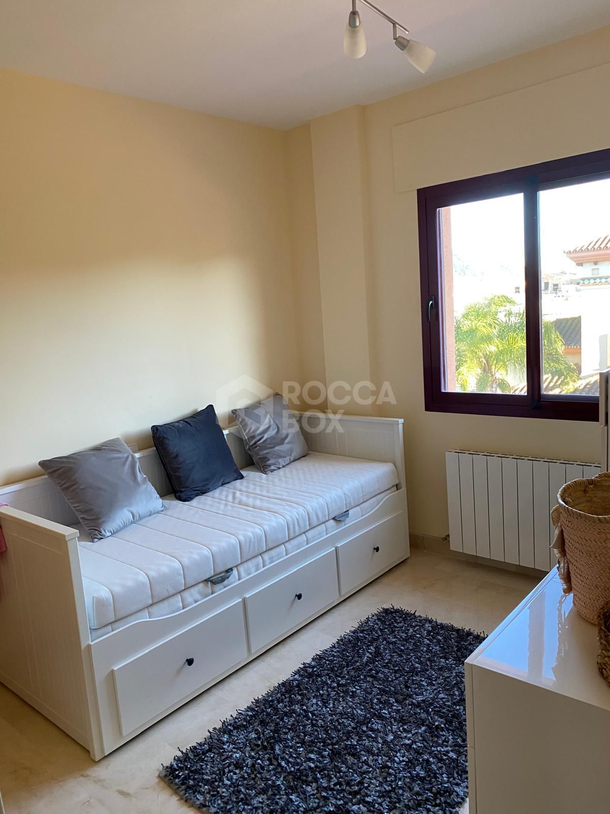 Discover this impressive townhouse in private urbanisation Coín