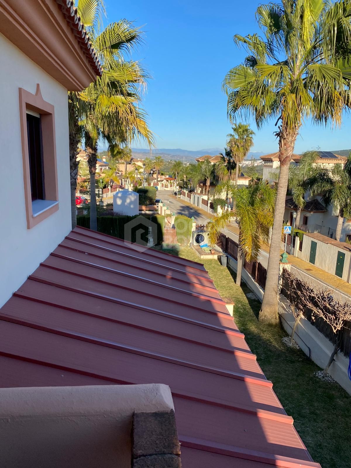 Discover this impressive townhouse in private urbanisation Coín