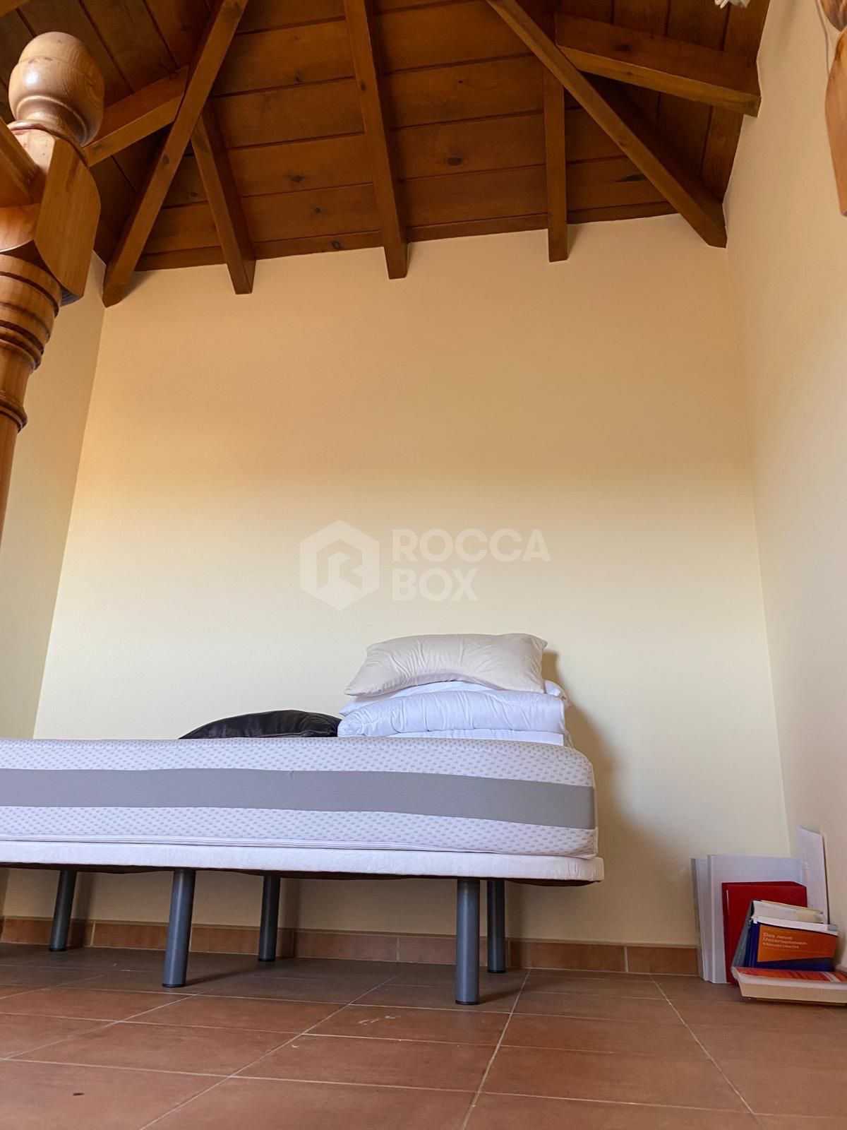 Discover this impressive townhouse in private urbanisation Coín