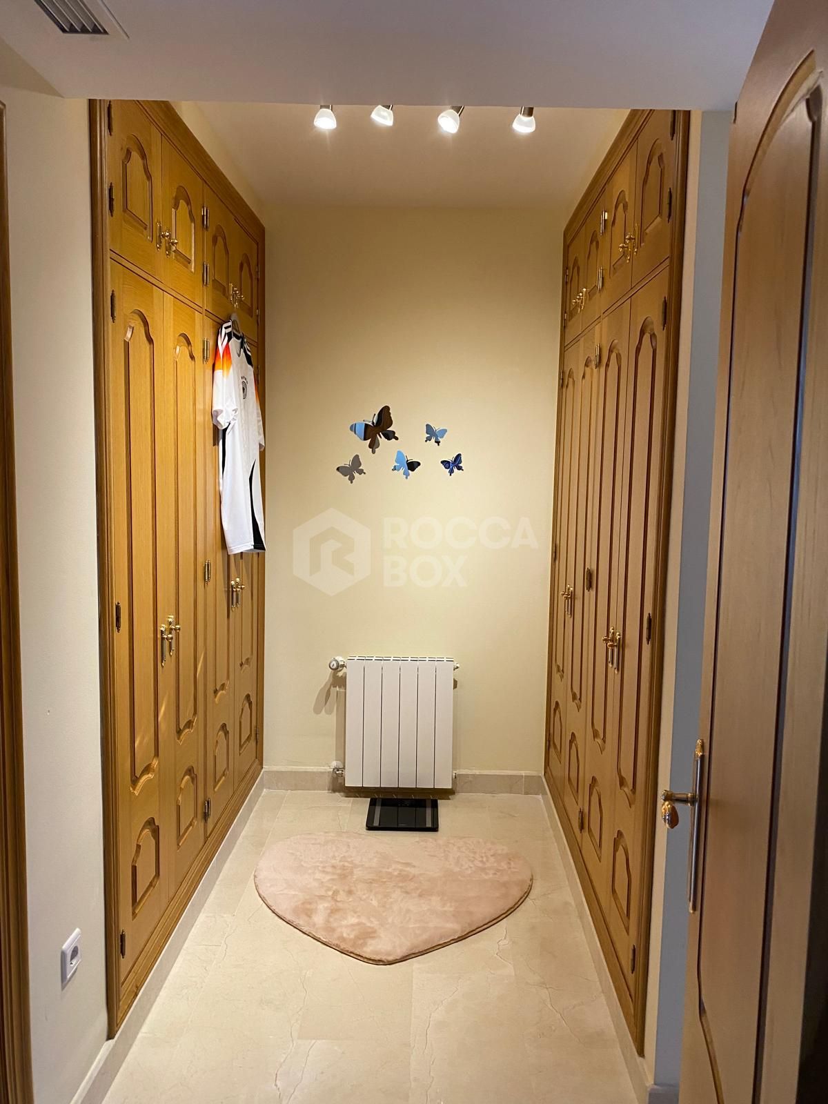 Discover this impressive townhouse in private urbanisation Coín