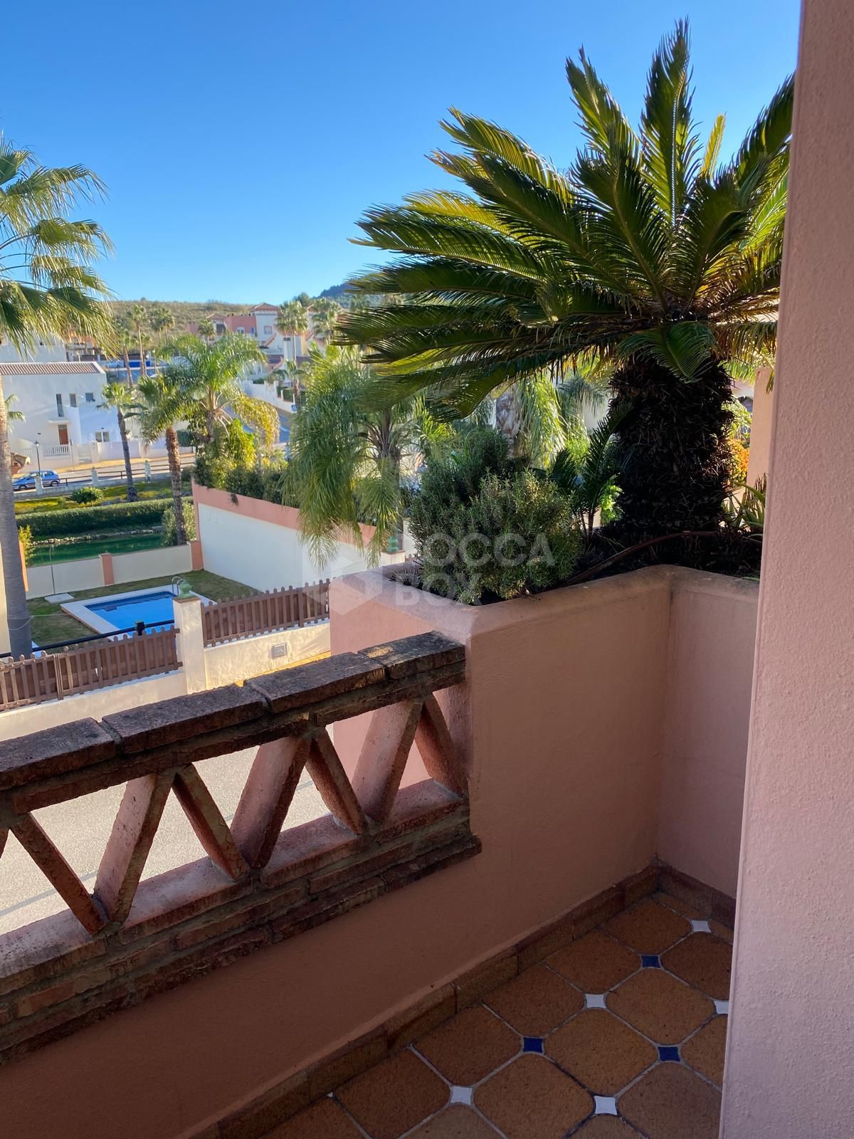 Discover this impressive townhouse in private urbanisation Coín