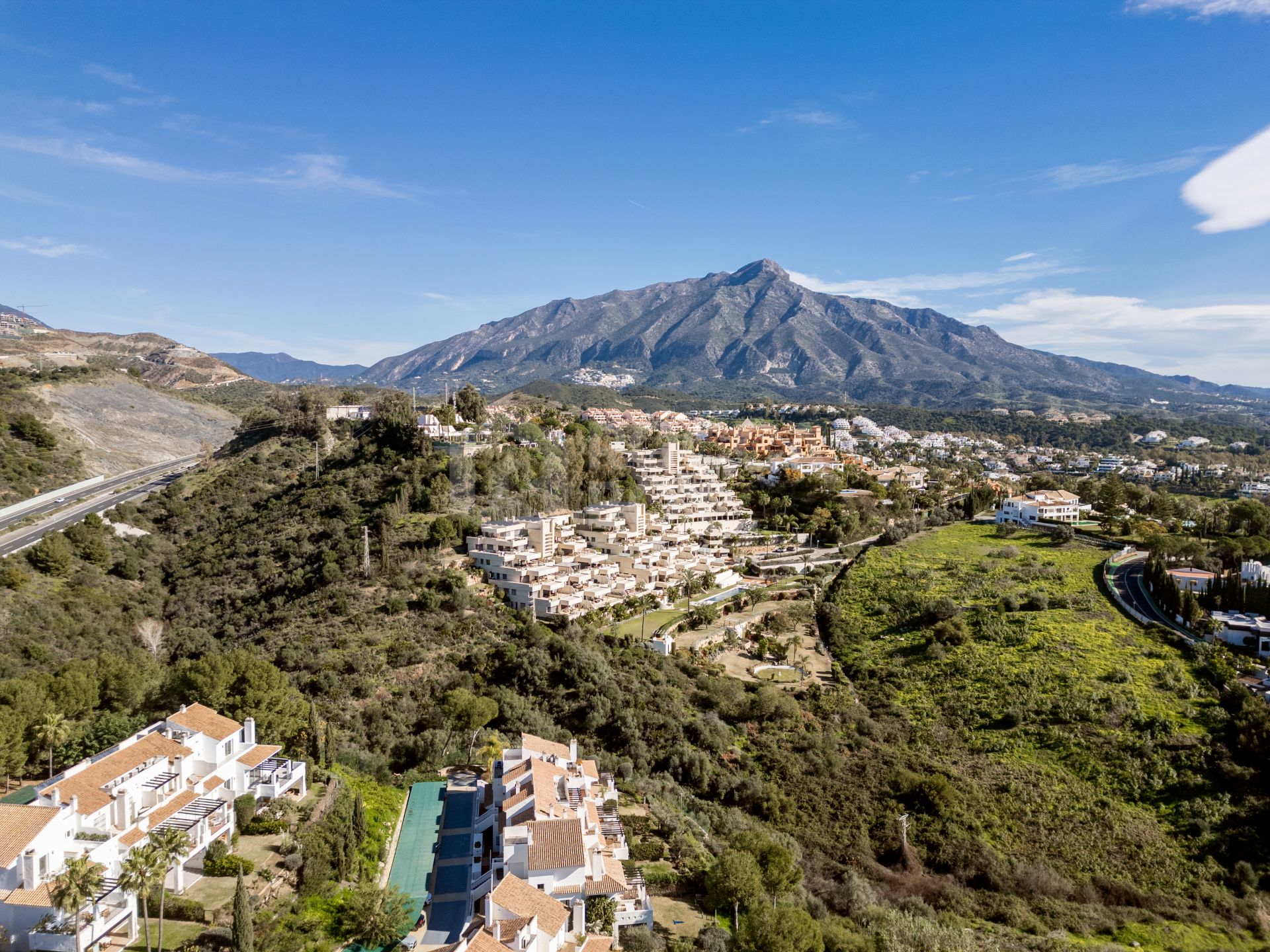Newly renovated penthouse in La Quinta Village with panoramic sea views, spacious terraces and gated community living near Puerto Banús and top golf courses.