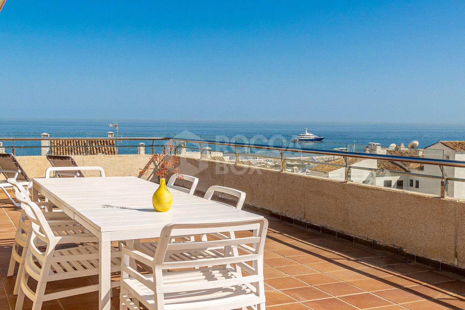 An exceptional 3-bedroom penthouse in the heart of Puerto Banús, offering one of the best terraces and panoramic views in the area.