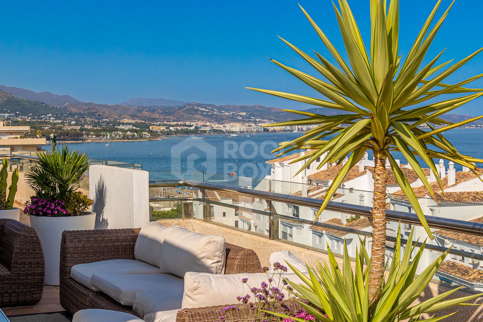 An exceptional 3-bedroom penthouse in the heart of Puerto Banús, offering one of the best terraces and panoramic views in the area.