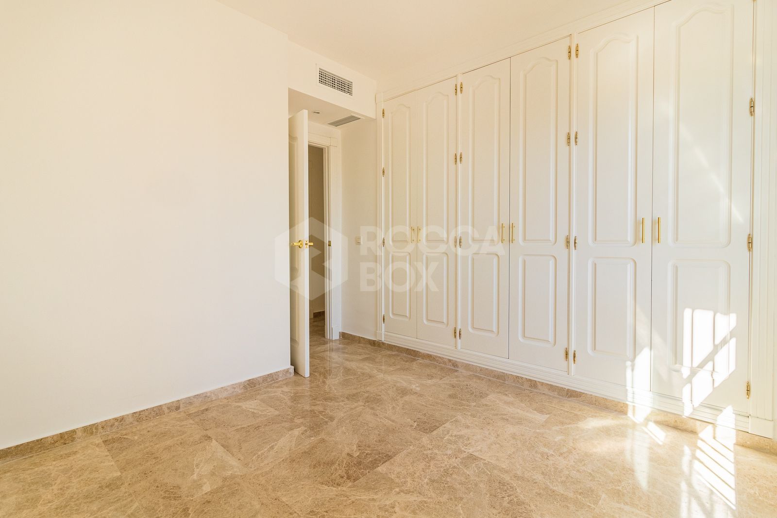 Bright Duplex Penthouse with Solarium and Excellent Views