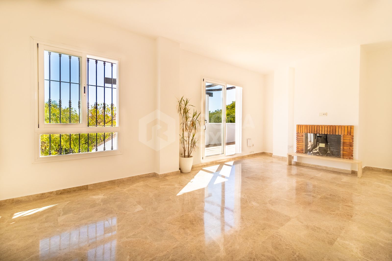 Bright Duplex Penthouse with Solarium and Excellent Views