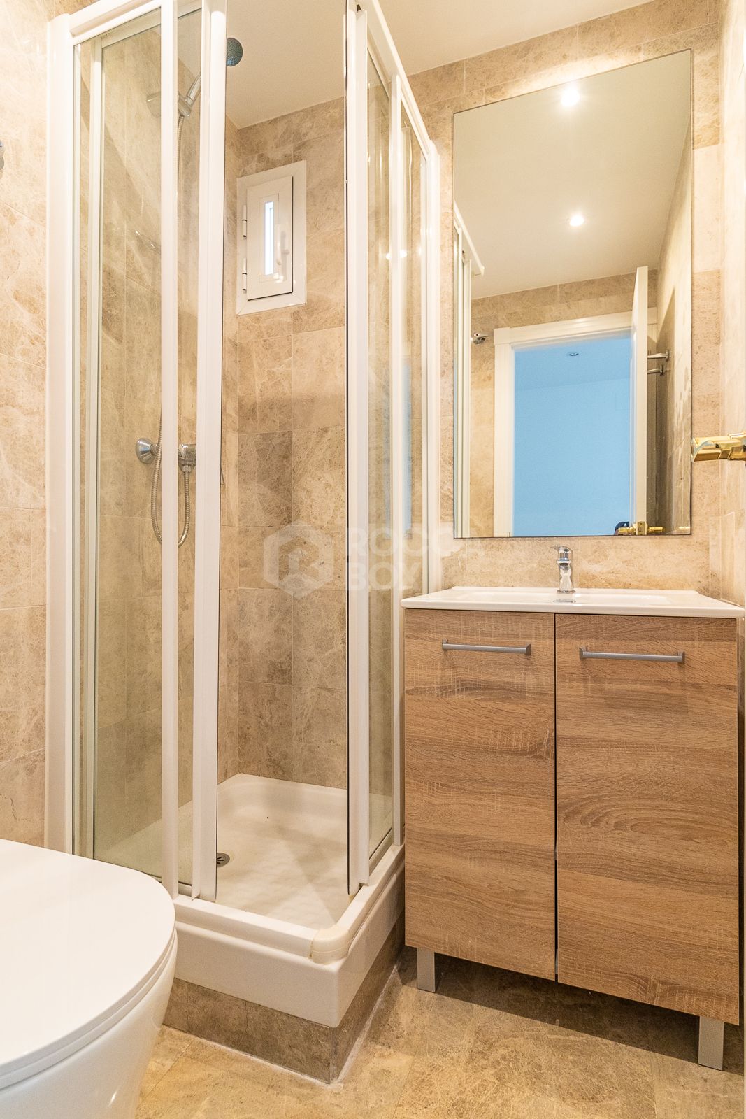 Bright Duplex Penthouse with Solarium and Excellent Views