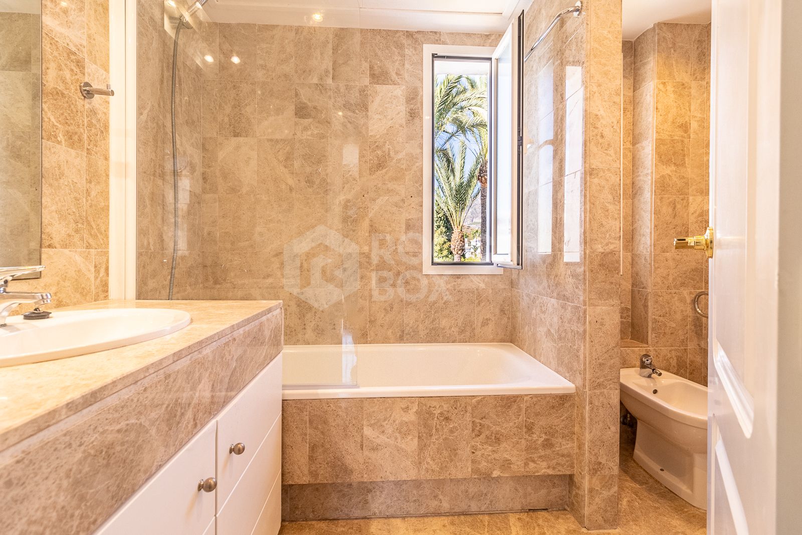 Bright Duplex Penthouse with Solarium and Excellent Views