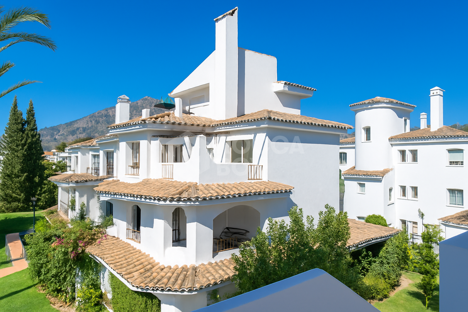 Bright Duplex Penthouse with Solarium and Excellent Views