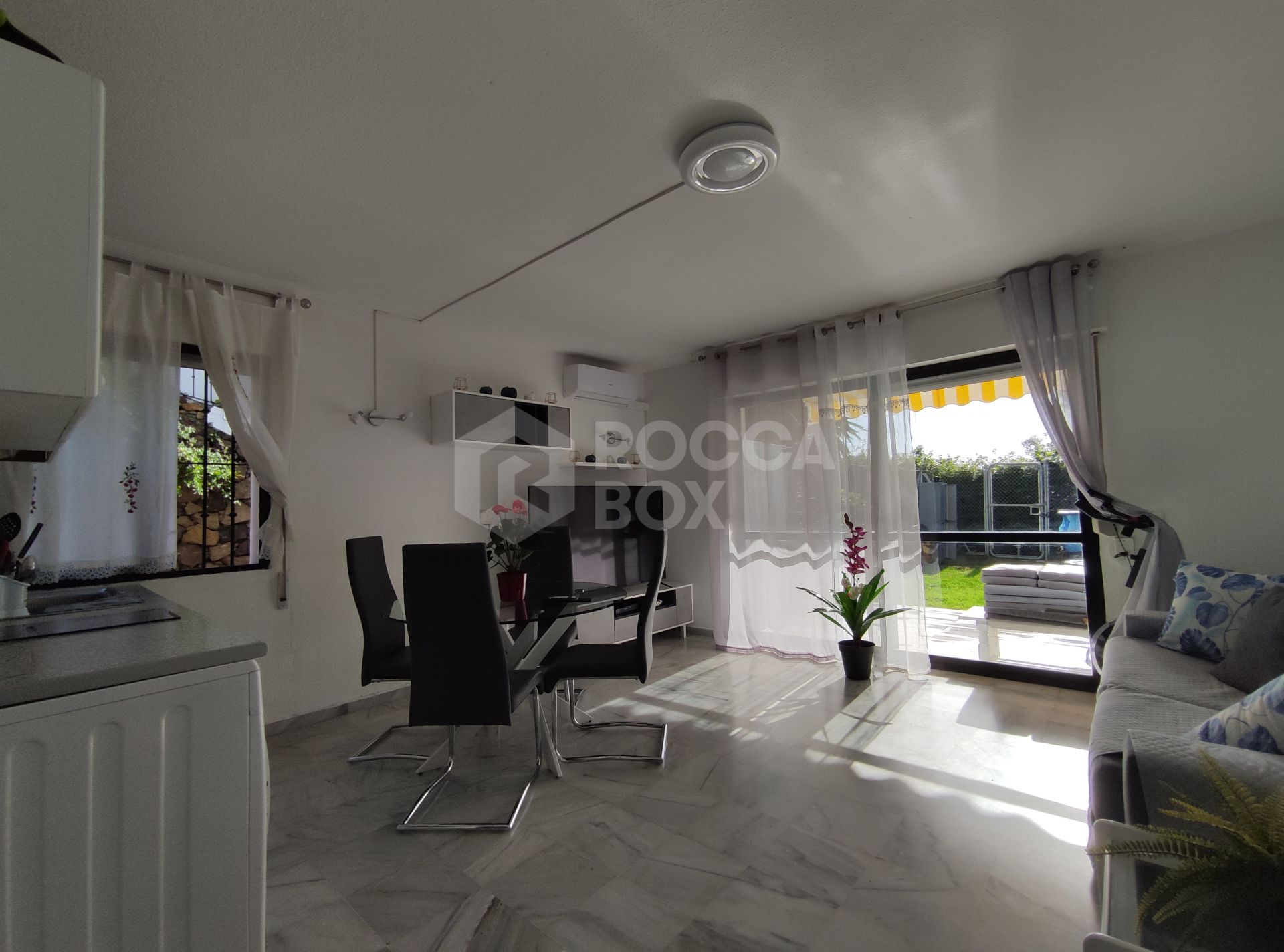 Charming ground-floor apartment in Buenas Noches, Estepona.
