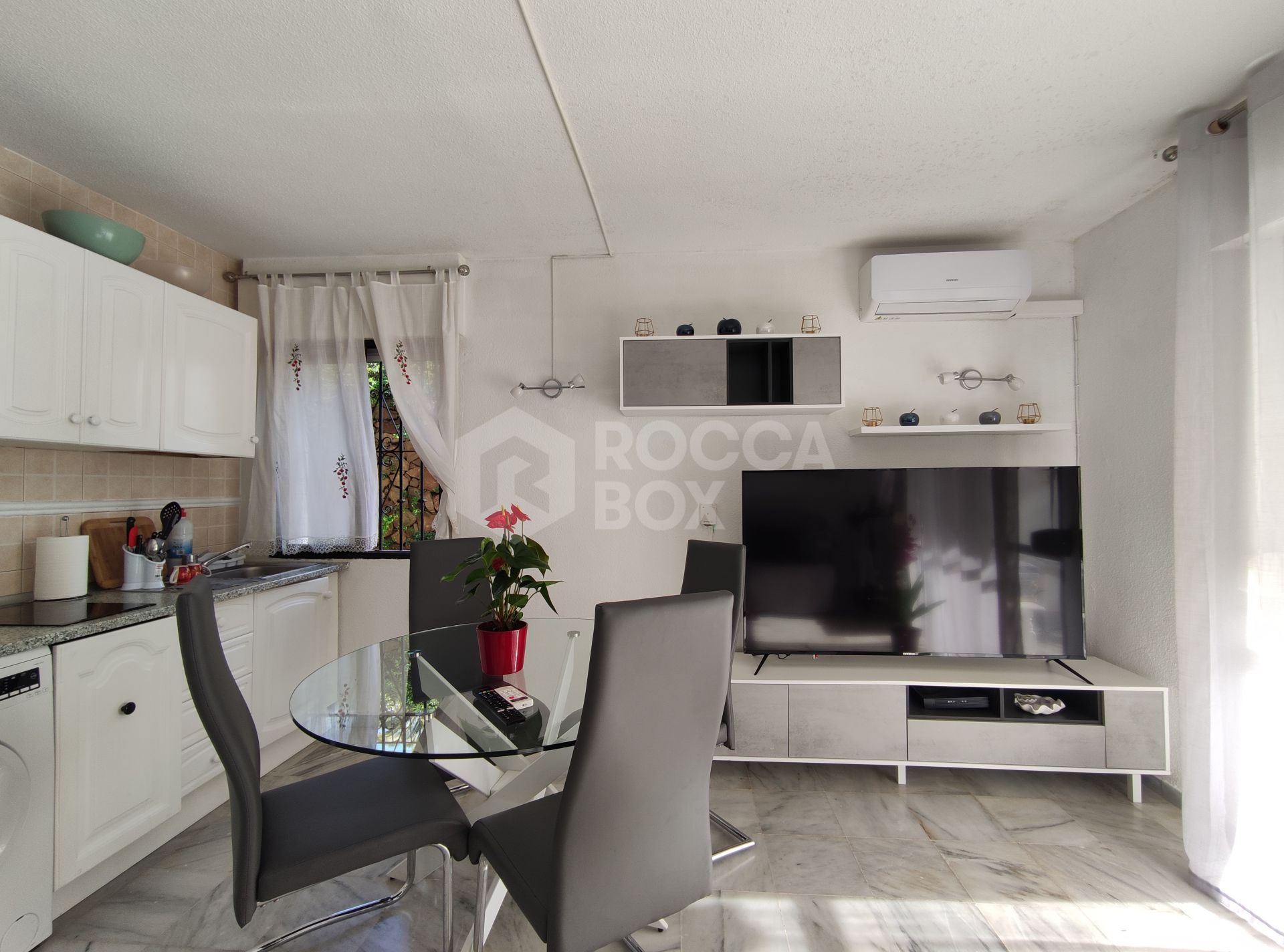 Charming ground-floor apartment in Buenas Noches, Estepona.