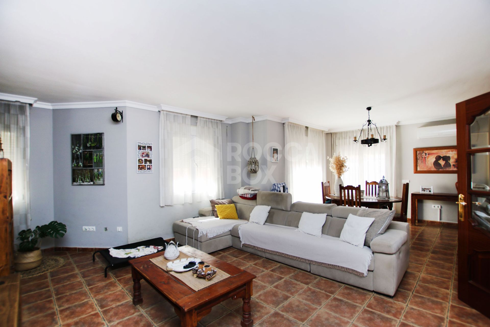 An impressive villa is for sale just a 5-minute drive from the beautiful Los Boliches beach, Mijas Costa.