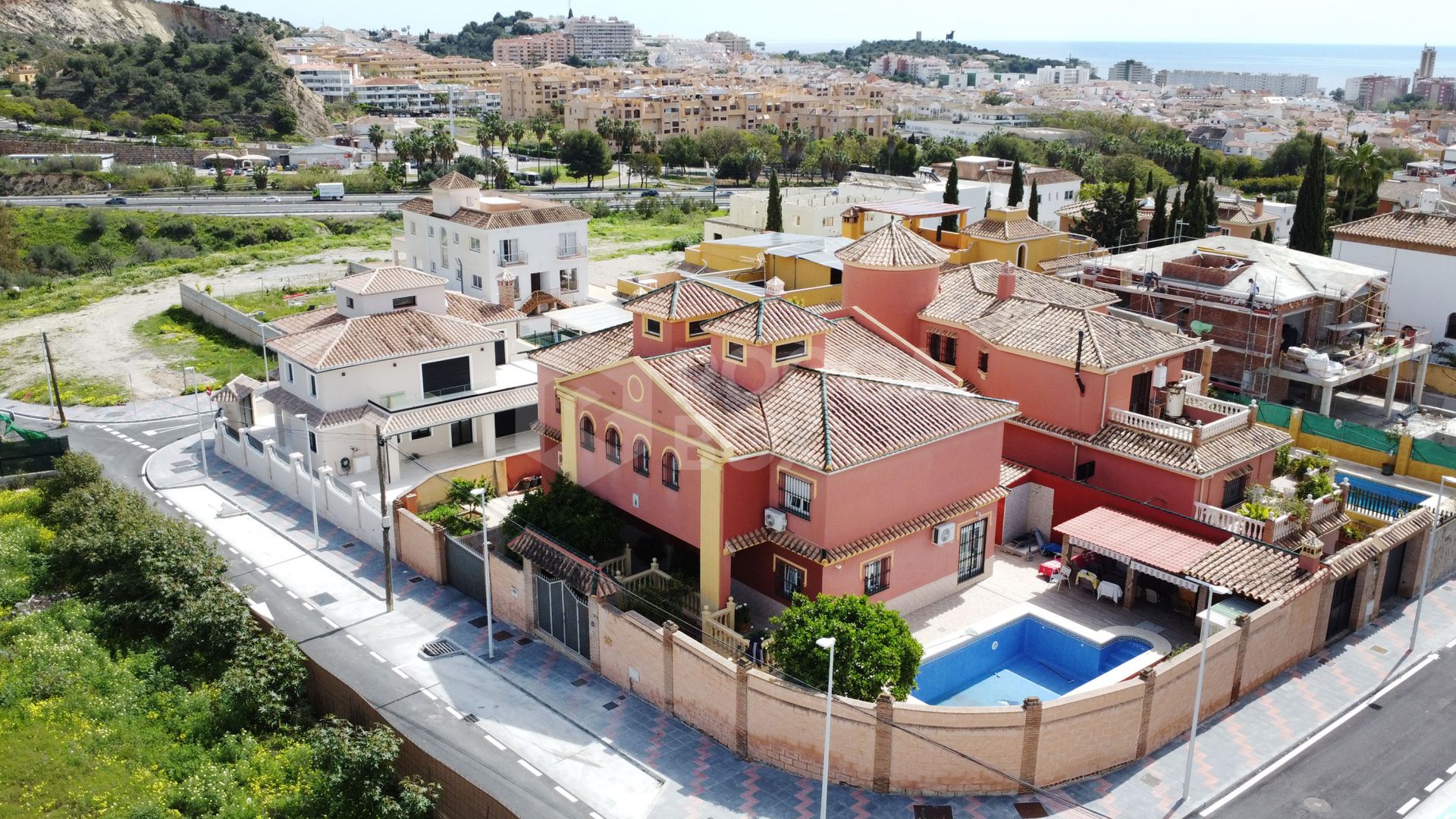 An impressive villa is for sale just a 5-minute drive from the beautiful Los Boliches beach, Mijas Costa.