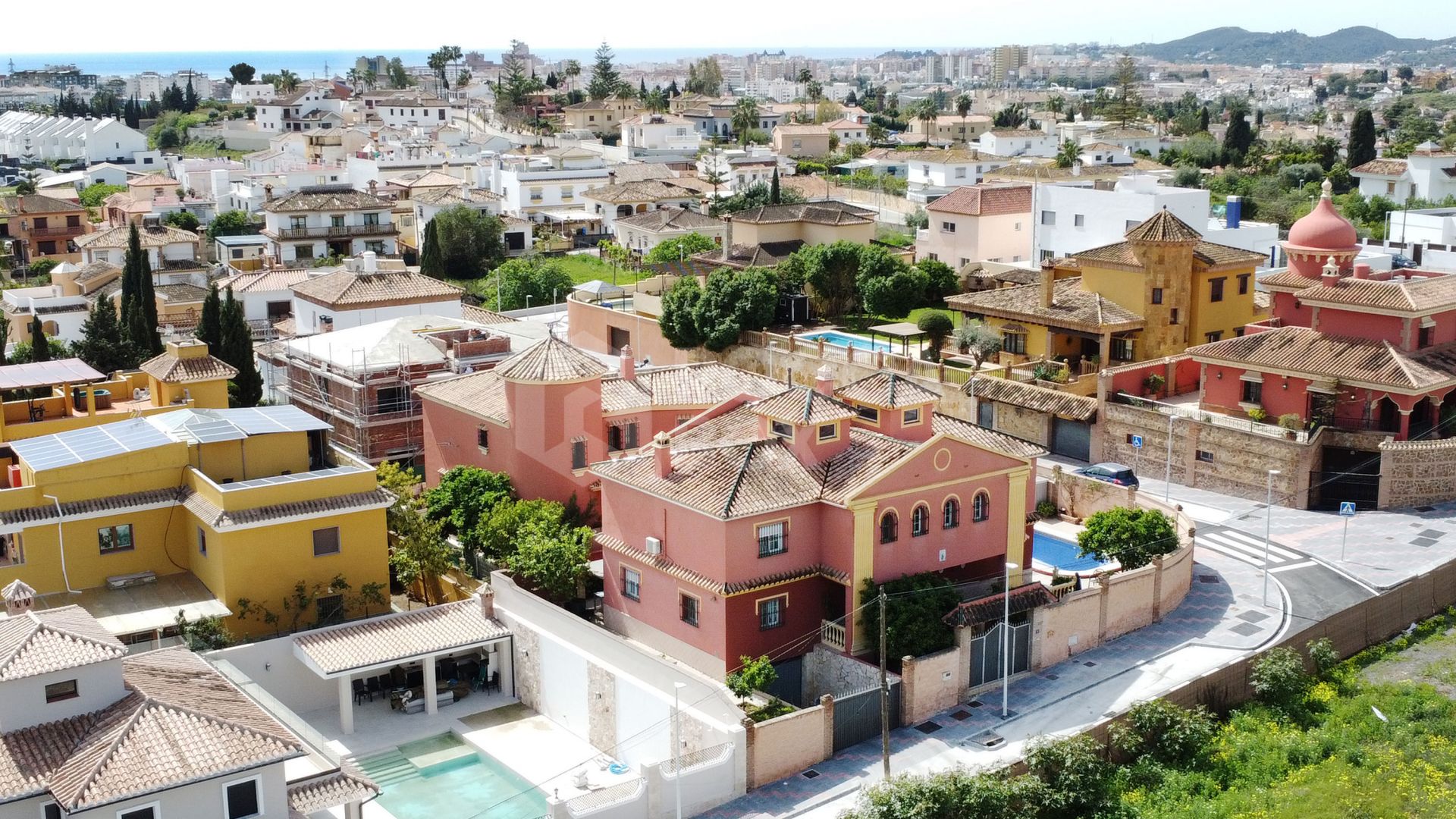 An impressive villa is for sale just a 5-minute drive from the beautiful Los Boliches beach, Mijas Costa.