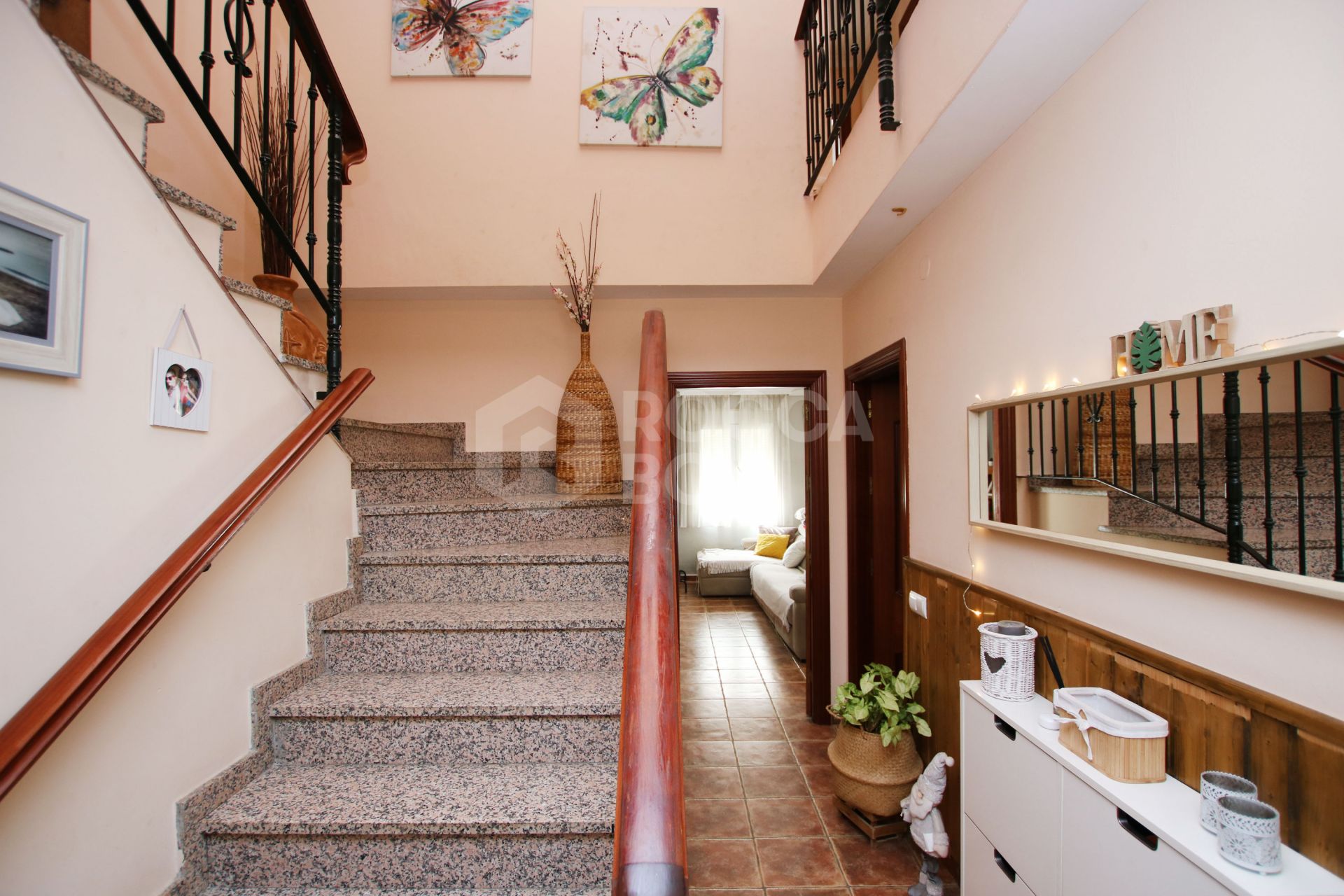 An impressive villa is for sale just a 5-minute drive from the beautiful Los Boliches beach, Mijas Costa.