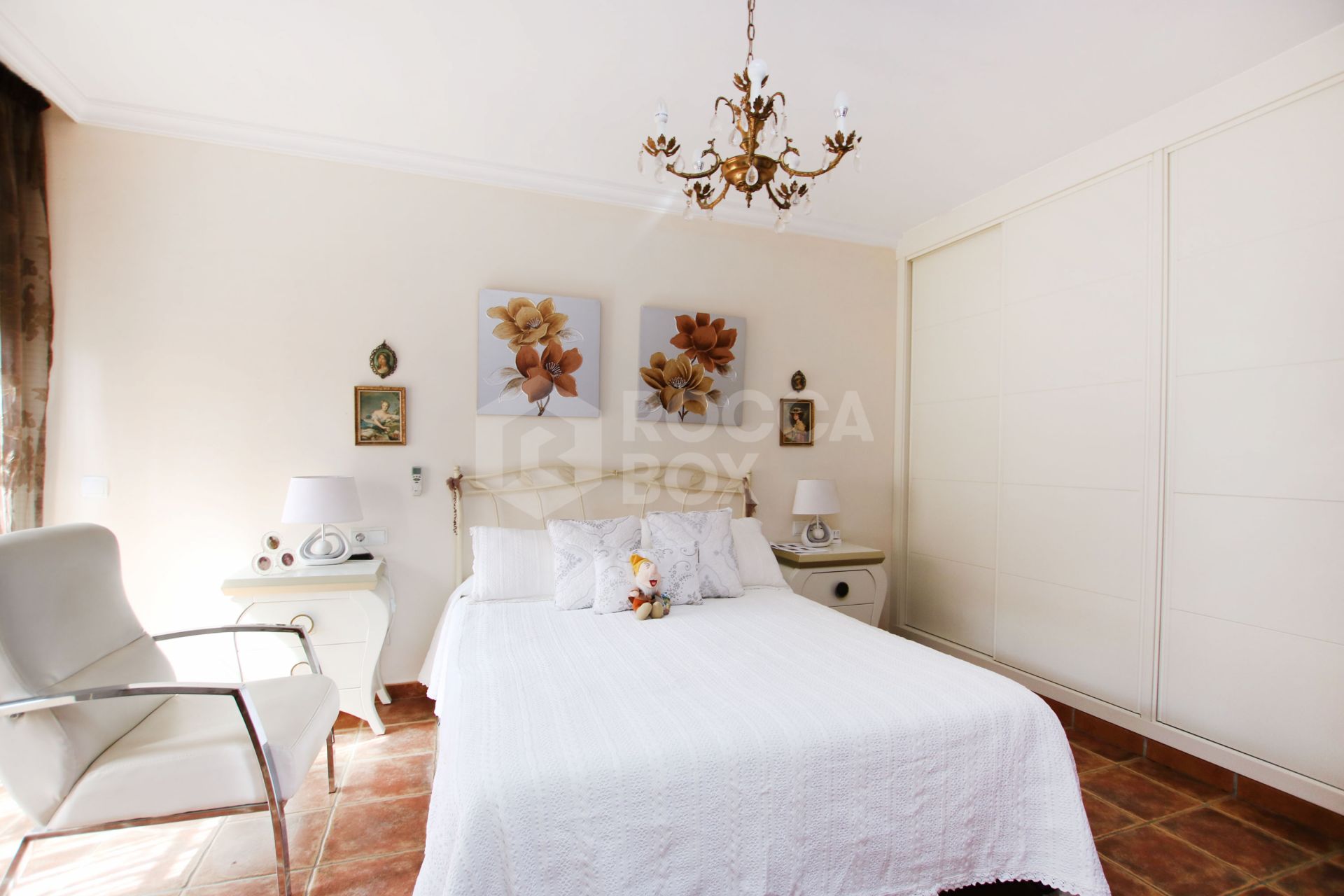 An impressive villa is for sale just a 5-minute drive from the beautiful Los Boliches beach, Mijas Costa.