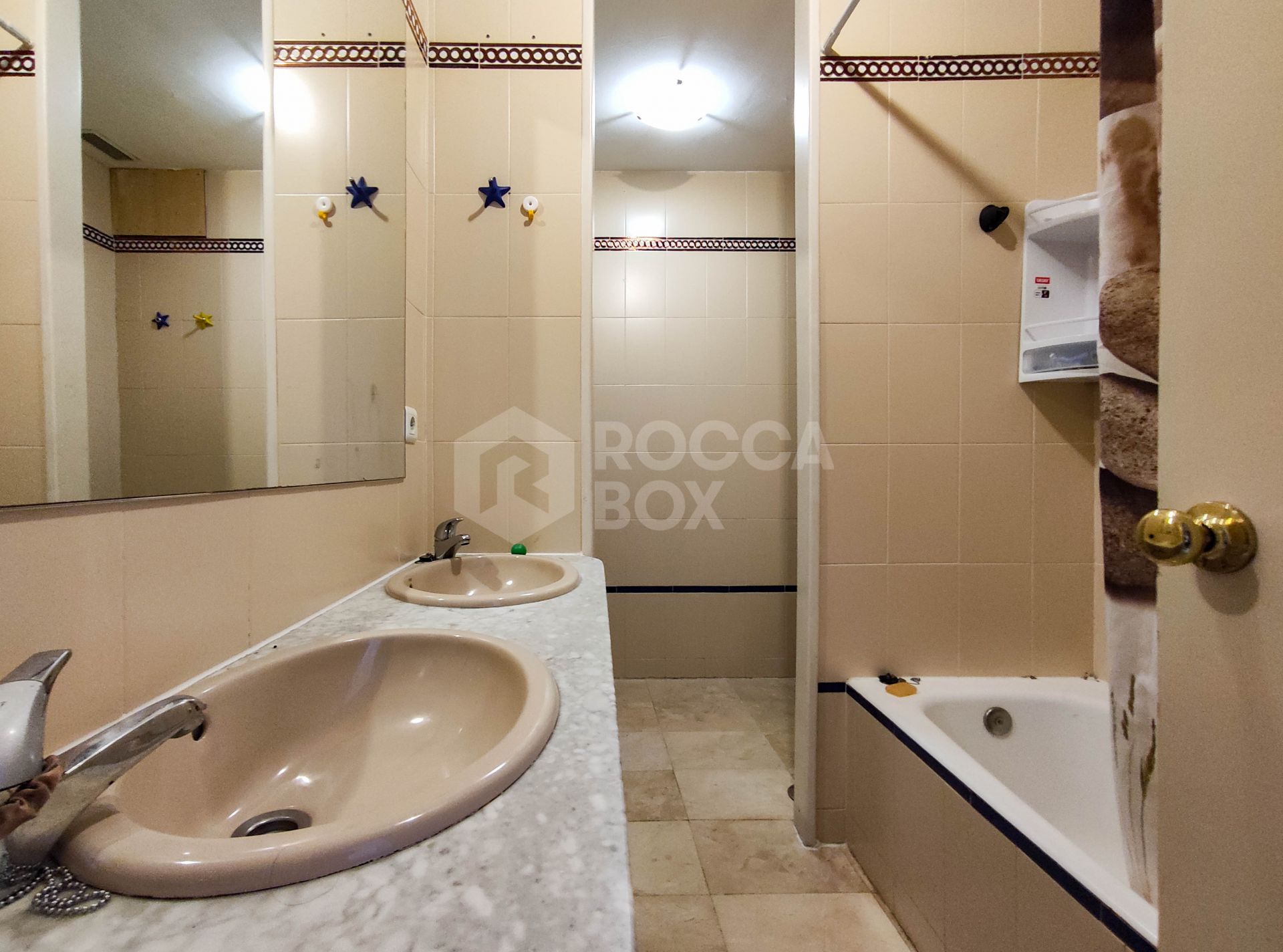 Spacious 3-bedroom apartment with private garden in El Padrón, Estepona.